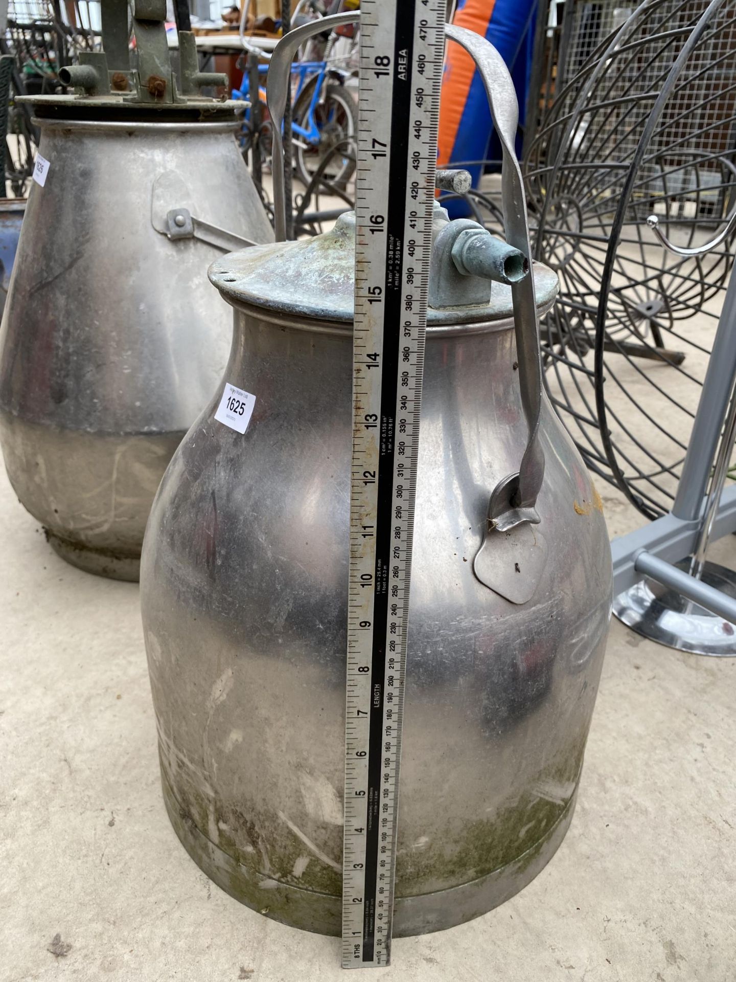 A STAINLESS STEEL MILKING BUCKET/PLANTER WITH LID - Image 2 of 2