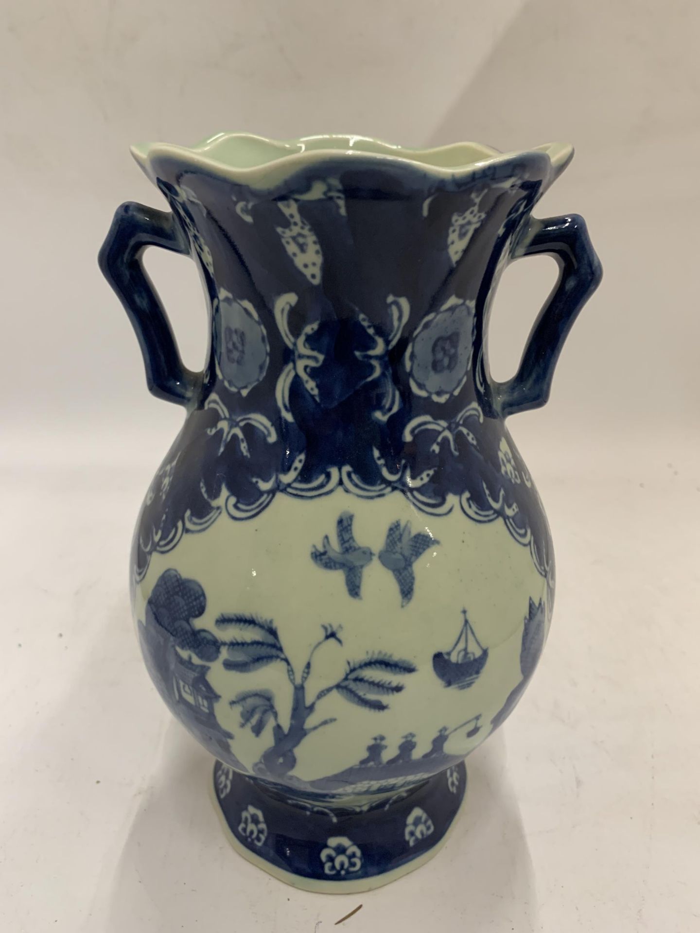 A BLUE AND WHITE ORIENTAL TWIN HANDLED VASE, WITH CHARACTER MARKS TO THE BASE, HEIGHT 21CM