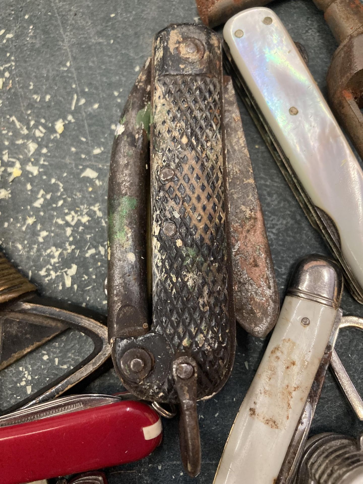 A GROUP OF VINTAGE PEN KNIVES AND FURTHER ITEMS - Image 3 of 4