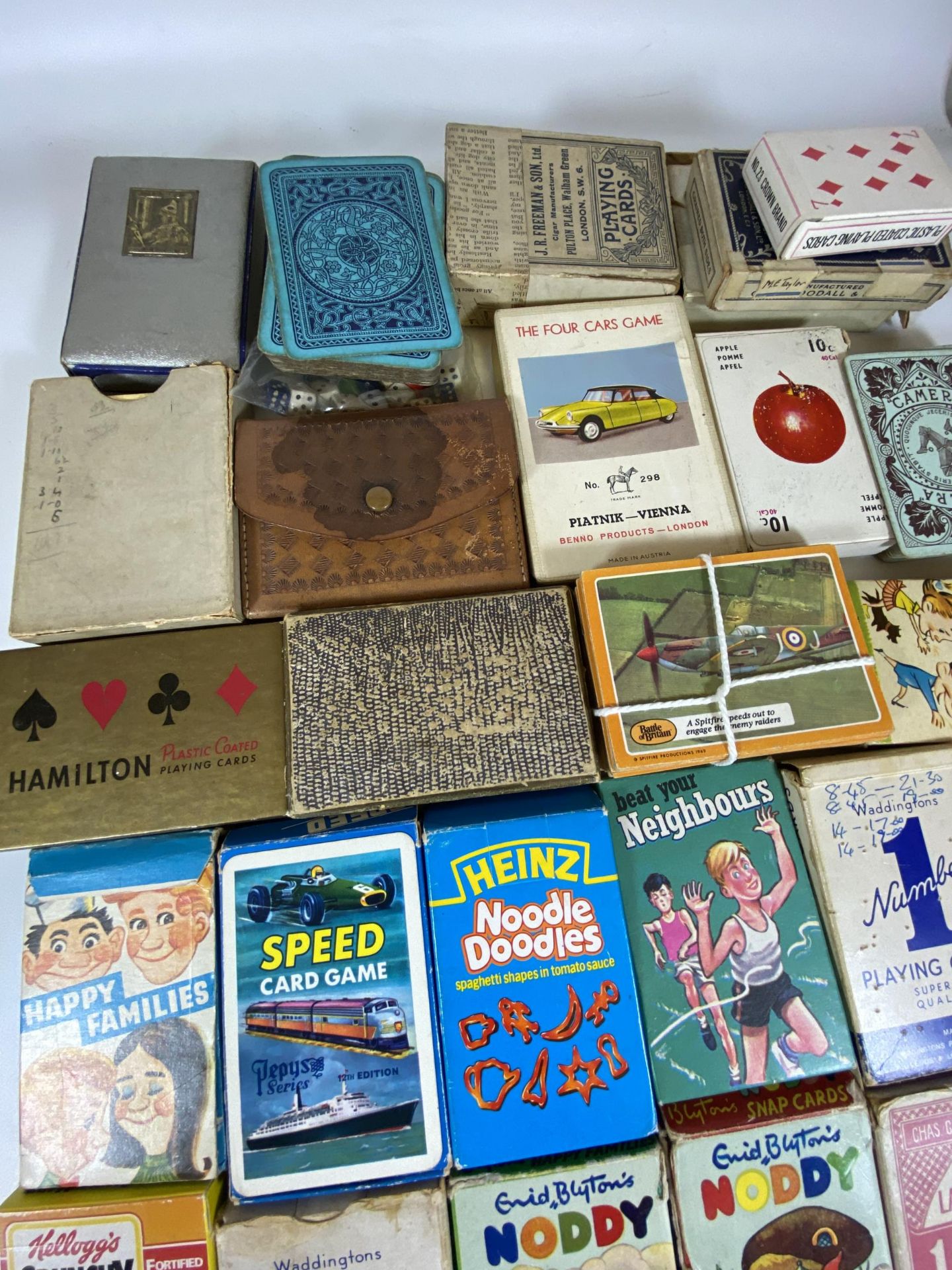 A LARGE COLLECTION OF VINTAGE PLAYING CARDS TO INCLUDE ENID BLYTON'S NODDY EXAMPLES ETC - Image 3 of 5