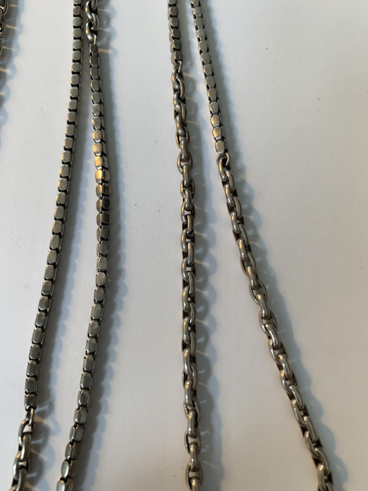 A MUFF CHAIN WITH TWO DESIGNS LENGTH 60 INCHES - Bild 4 aus 4