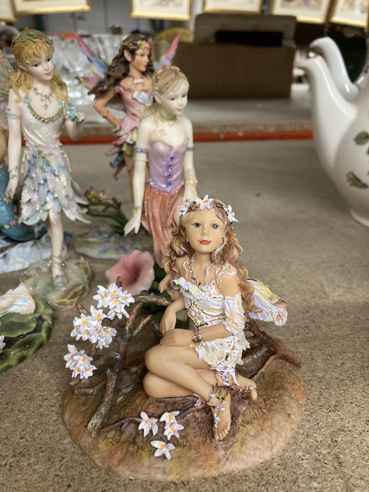 A COLLECTION OF FAIRY FIGURES - Image 4 of 4