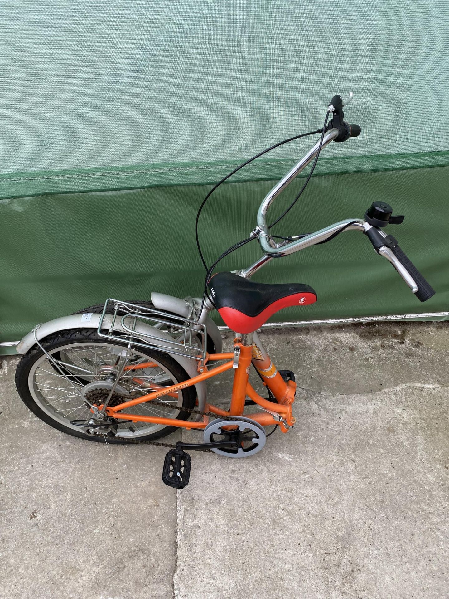 A DOCTOR OURSIGH FOLDING BIKE WITH 6 SPEED GEAR SYSTEM - Image 4 of 4