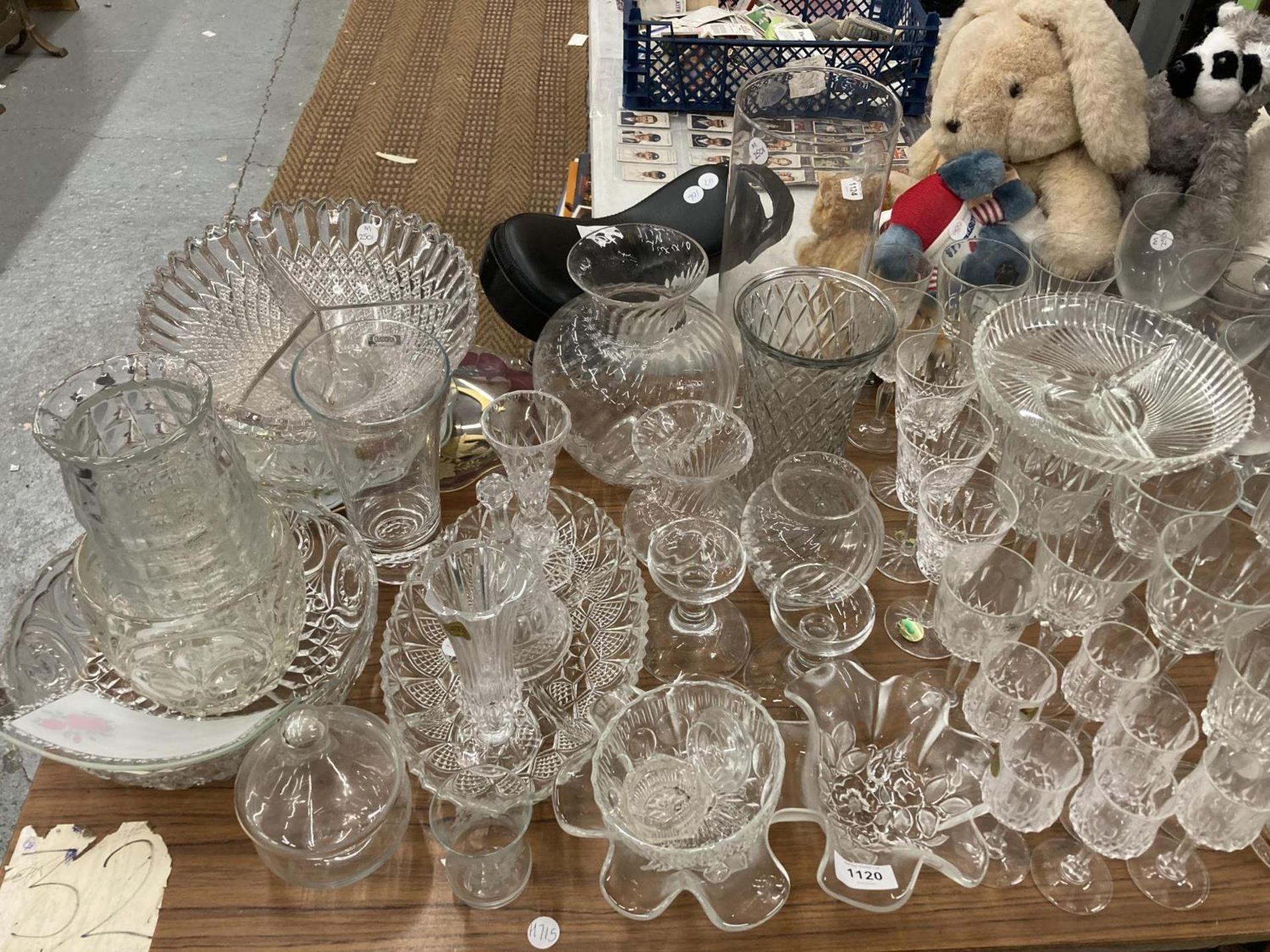 A VERY LARGE QUANTITY OF GLASSWARE TO INCLUDE VASES, BOWLS, WINE, SHERRY, CHAMPAGNE FLUTES, - Bild 2 aus 4