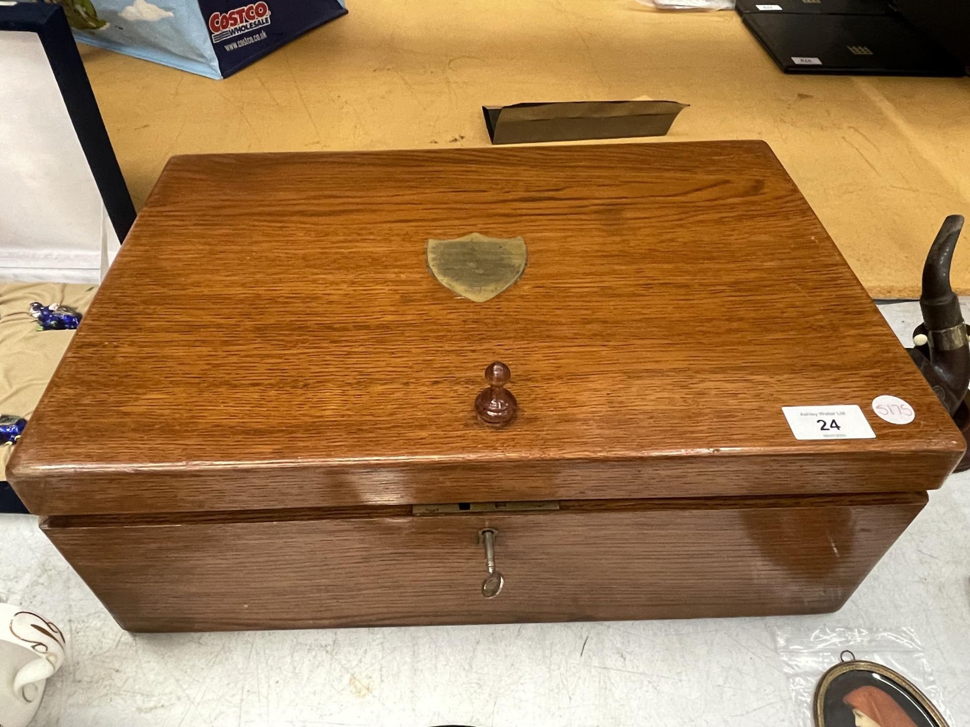 A VINTAGE OAK CANTEEN CONTAINING ASSORTED WATCH AND CLOCK SPARE PARTS AND ACCESSORIES - Image 2 of 4