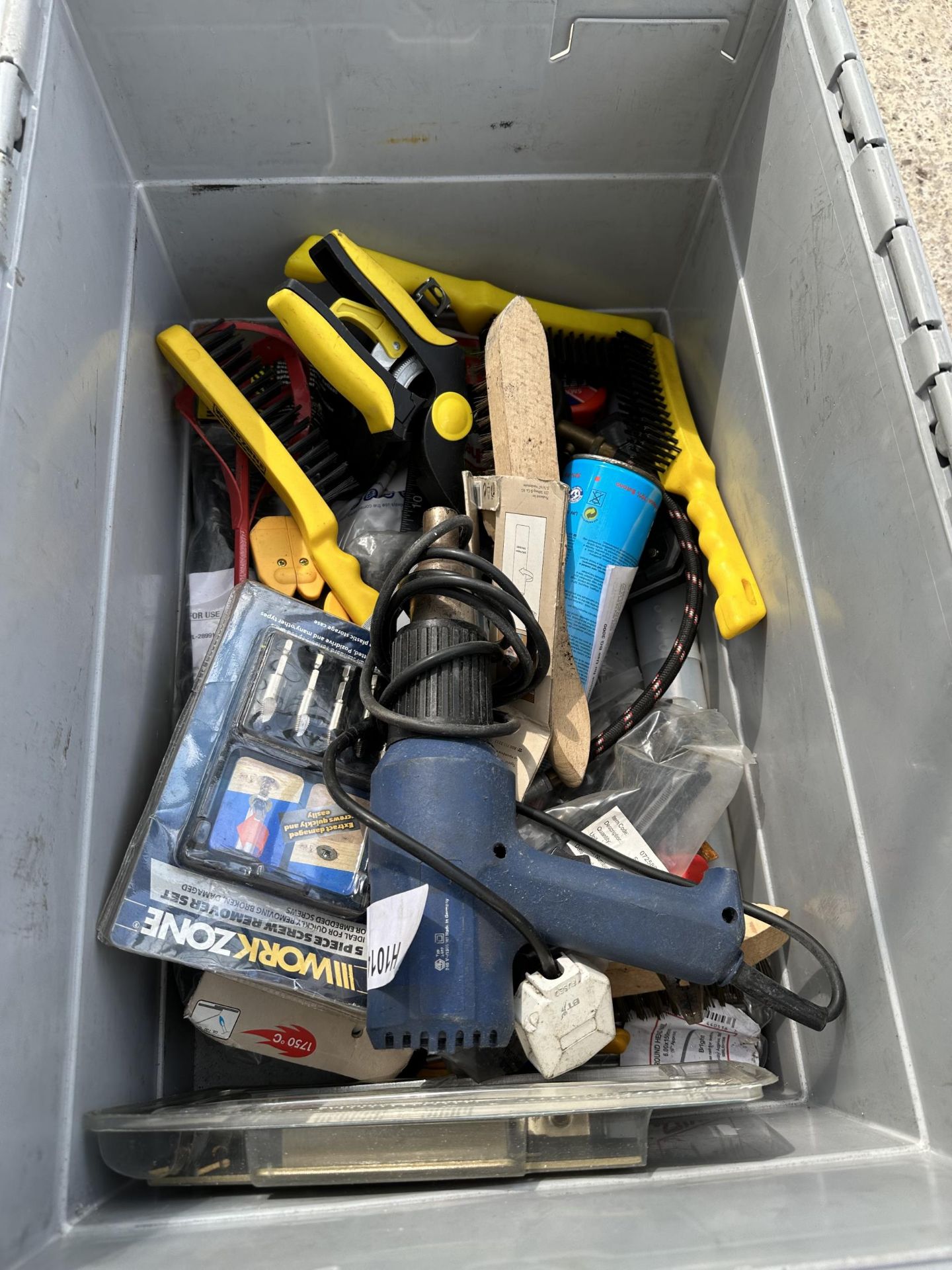 AN ASSORTMENT OF TOOLS TO INCLUDE A HEAT GUN AND WIRE BRUSHES ETC - Image 2 of 2