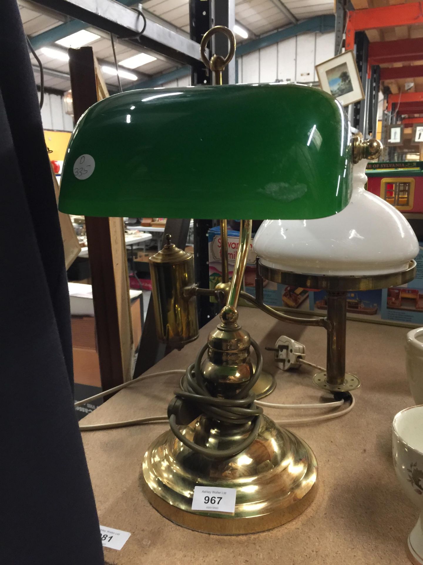 TWO VINTAGE BRASS LAMPS TO INCLUDE A BANKERS LAMP - Image 2 of 3