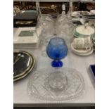 A QUANTITY OF GLASSWARE TO INCLUDE A LARGE HEAVY CENTREPIECE BOWL, LARGE WINE GLASSES, ETC