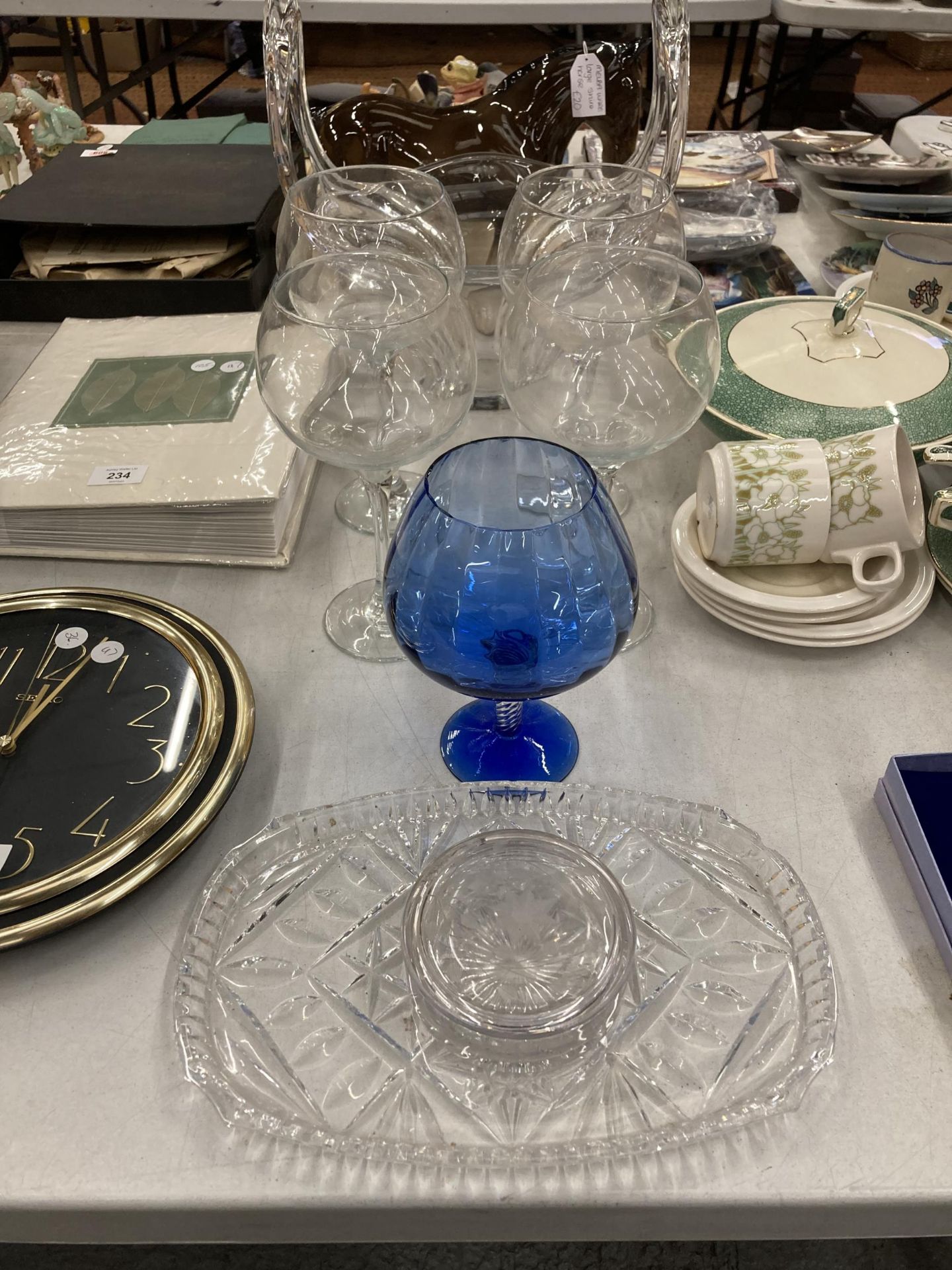 A QUANTITY OF GLASSWARE TO INCLUDE A LARGE HEAVY CENTREPIECE BOWL, LARGE WINE GLASSES, ETC