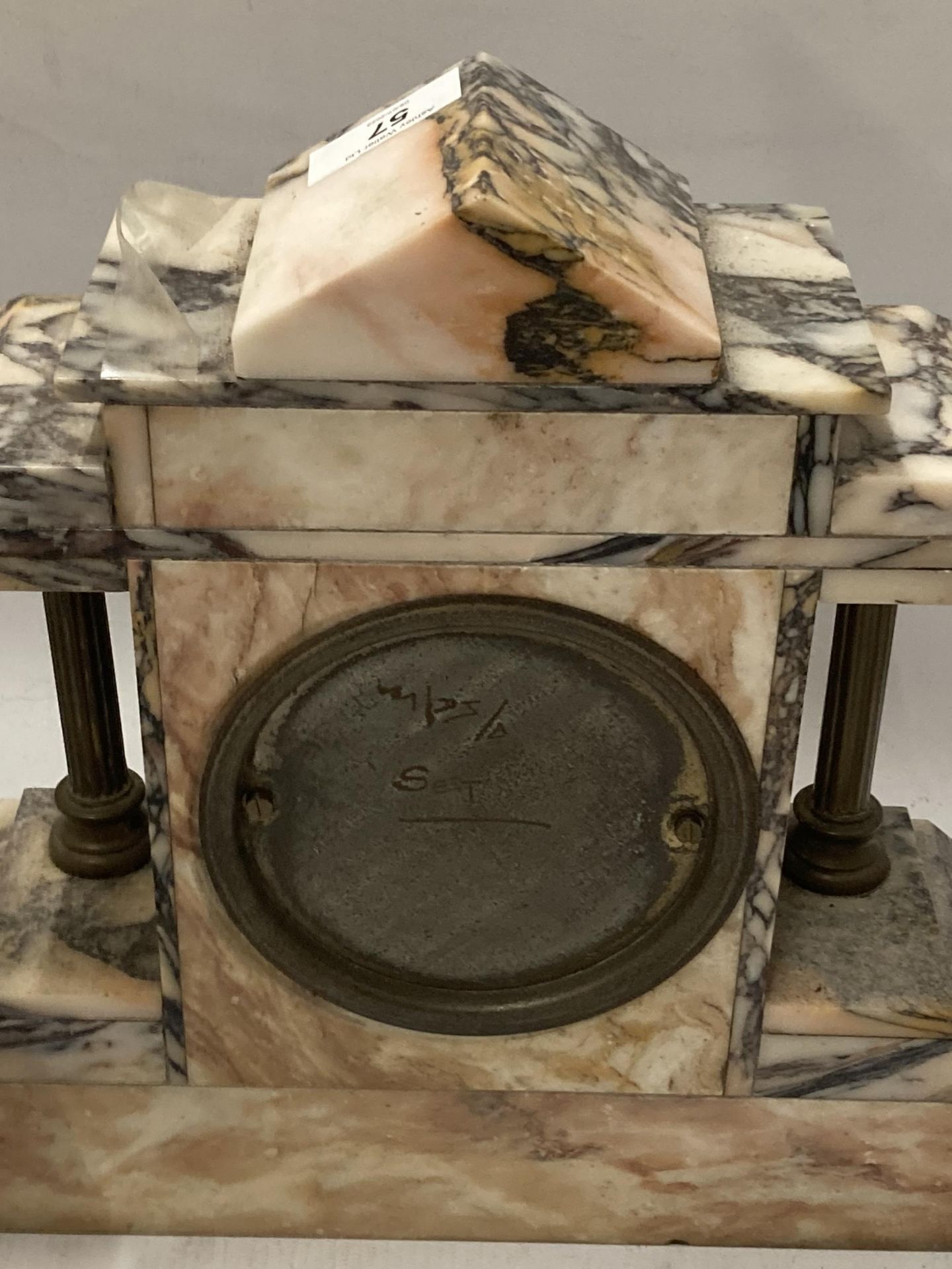 A VINTAGE SLATE MARBLE MANTLE CLOCK WITH GARNITURES, WITH KEY - Image 3 of 4