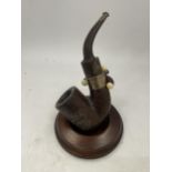 A VINTAGE CARVED WOODEN BOER WAR 1900 PIPE AND STAND WITH HALLMARKED SILVER COLLAR