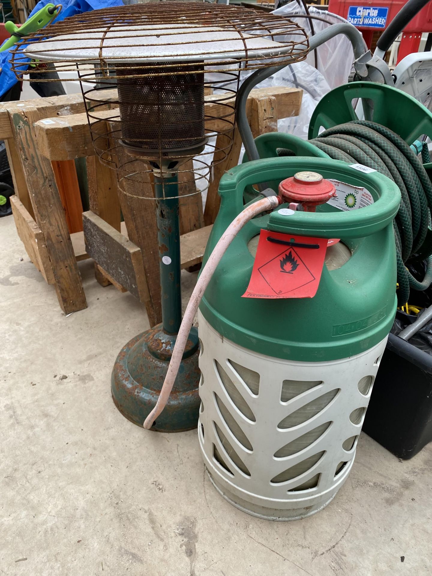 AN ASSORTMENT OF GARDEN ITEMS TO INCLUDE A PATIO HEATER AND GAS BOTTLE AND A HOSE PIPE REEL ETC - Image 2 of 3