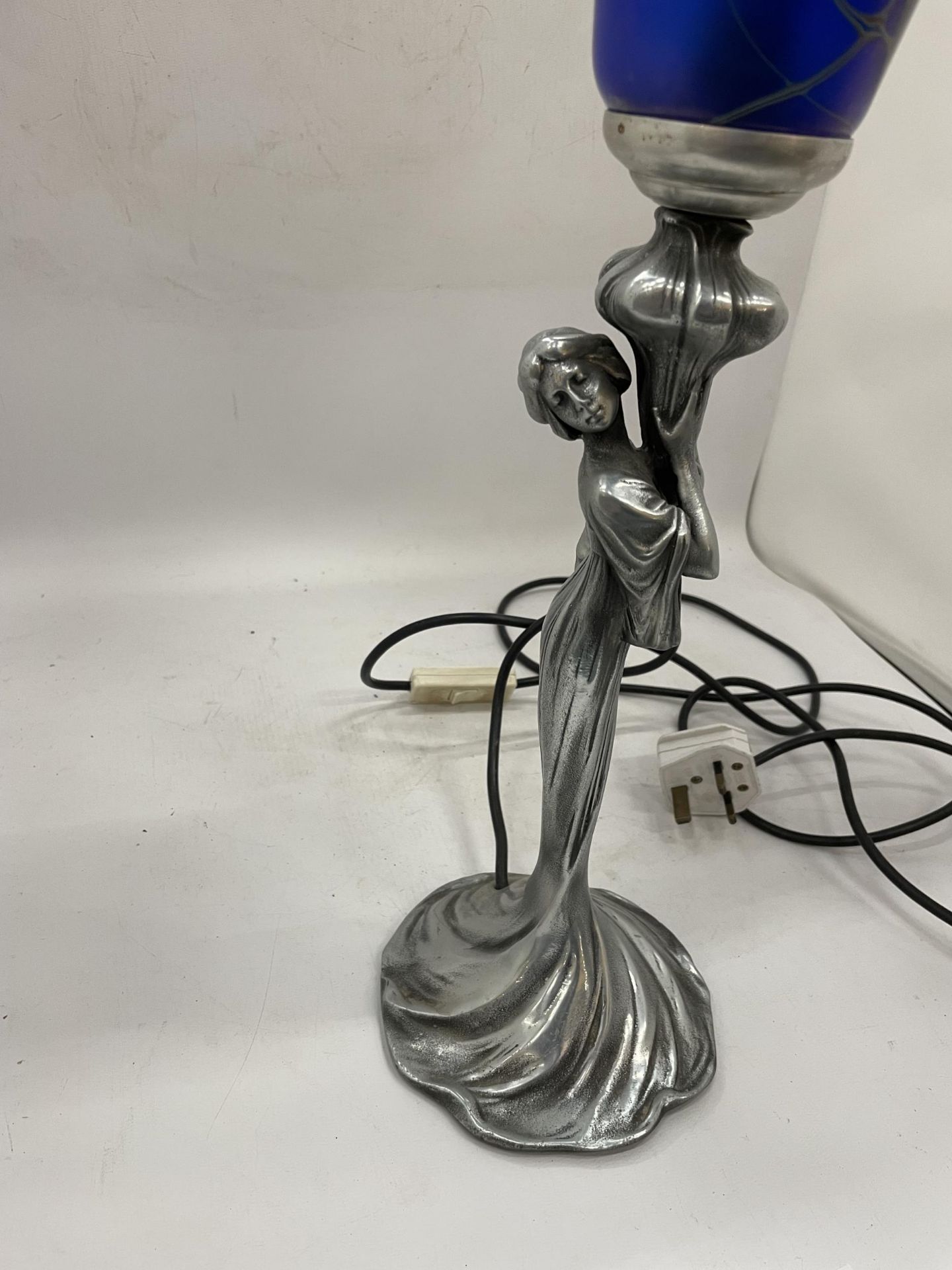 AN ART NOUVEAU DESIGN SILVER EFFECT FIGURAL TABLE LAMP WITH BLUE GLASS SHADE - Image 2 of 6