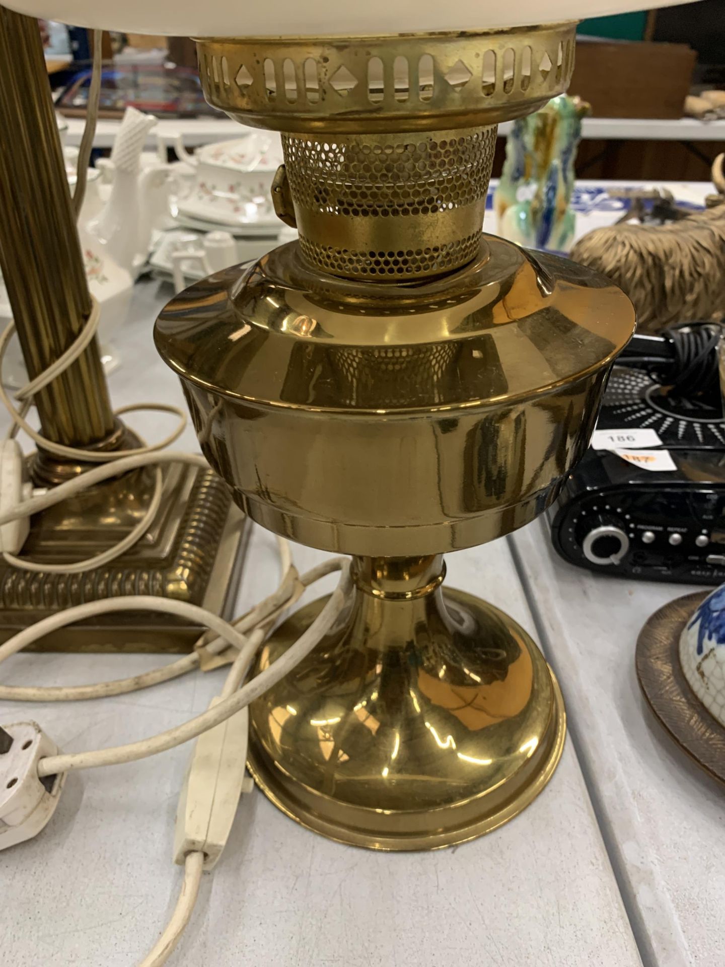 TWO VINTAGE BRASS OIL LAMPS CONVERTED TO ELECTRICITY - Image 2 of 5