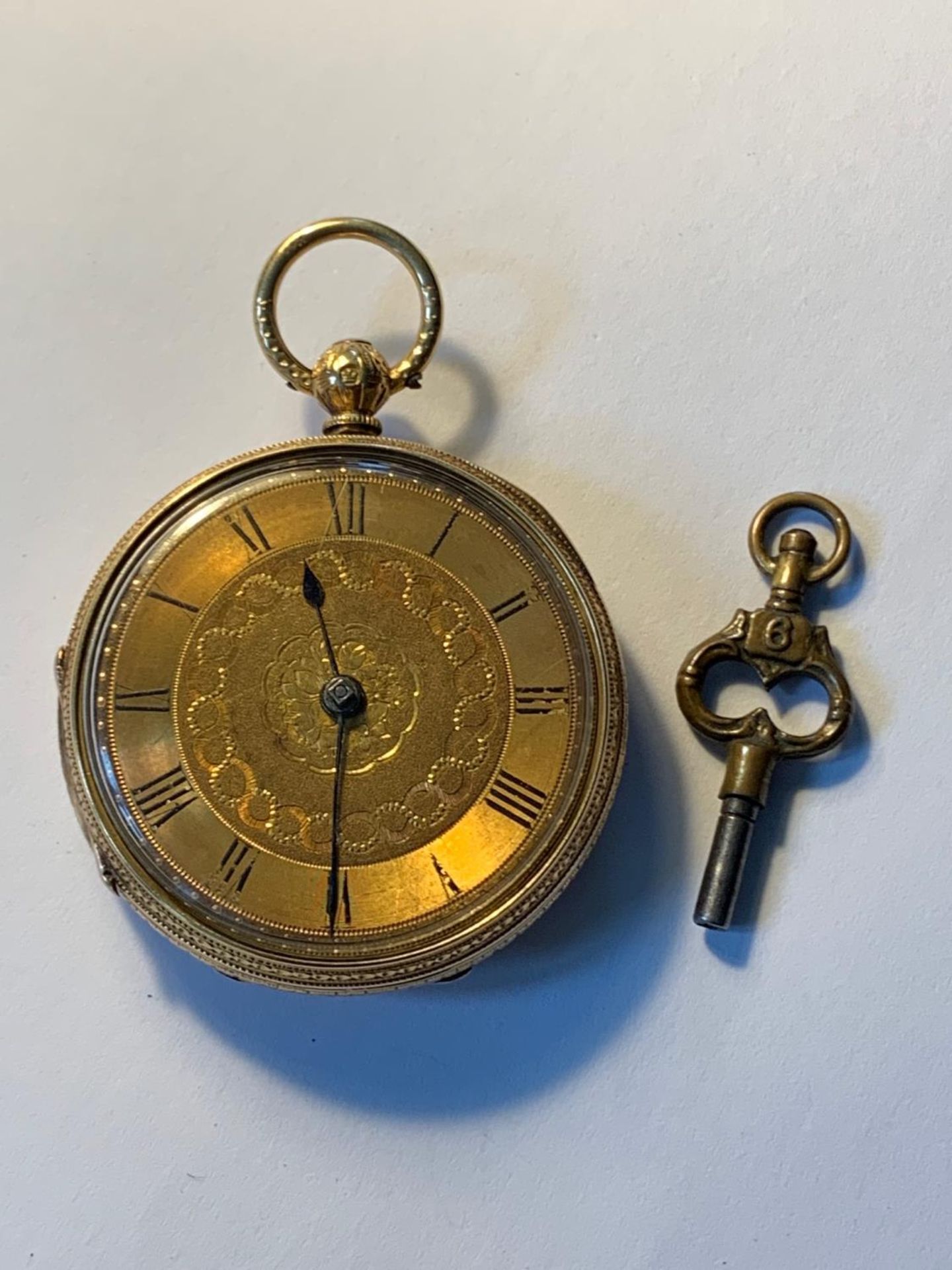 AN 18 CARAT GOLD MARKED CHESTER POCKET WATCH WITH DECORATIVE FACE AND ROMAN NUMERALS, KEY AND - Bild 6 aus 7