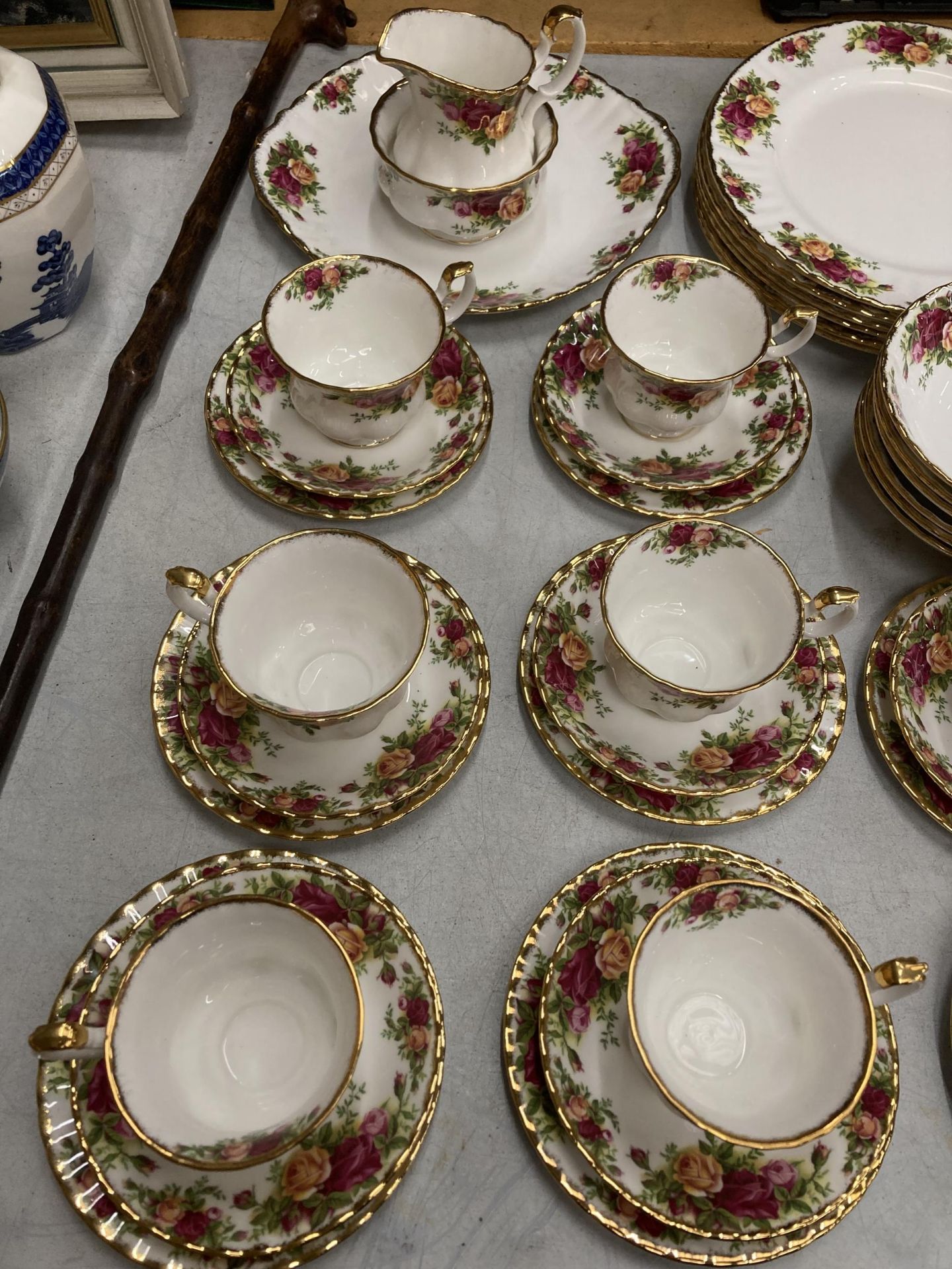 A FORTY FIVE PIECE ROYAL ALBERT OLD COUNTRY ROSES PATTERN TEA SET - Image 2 of 4