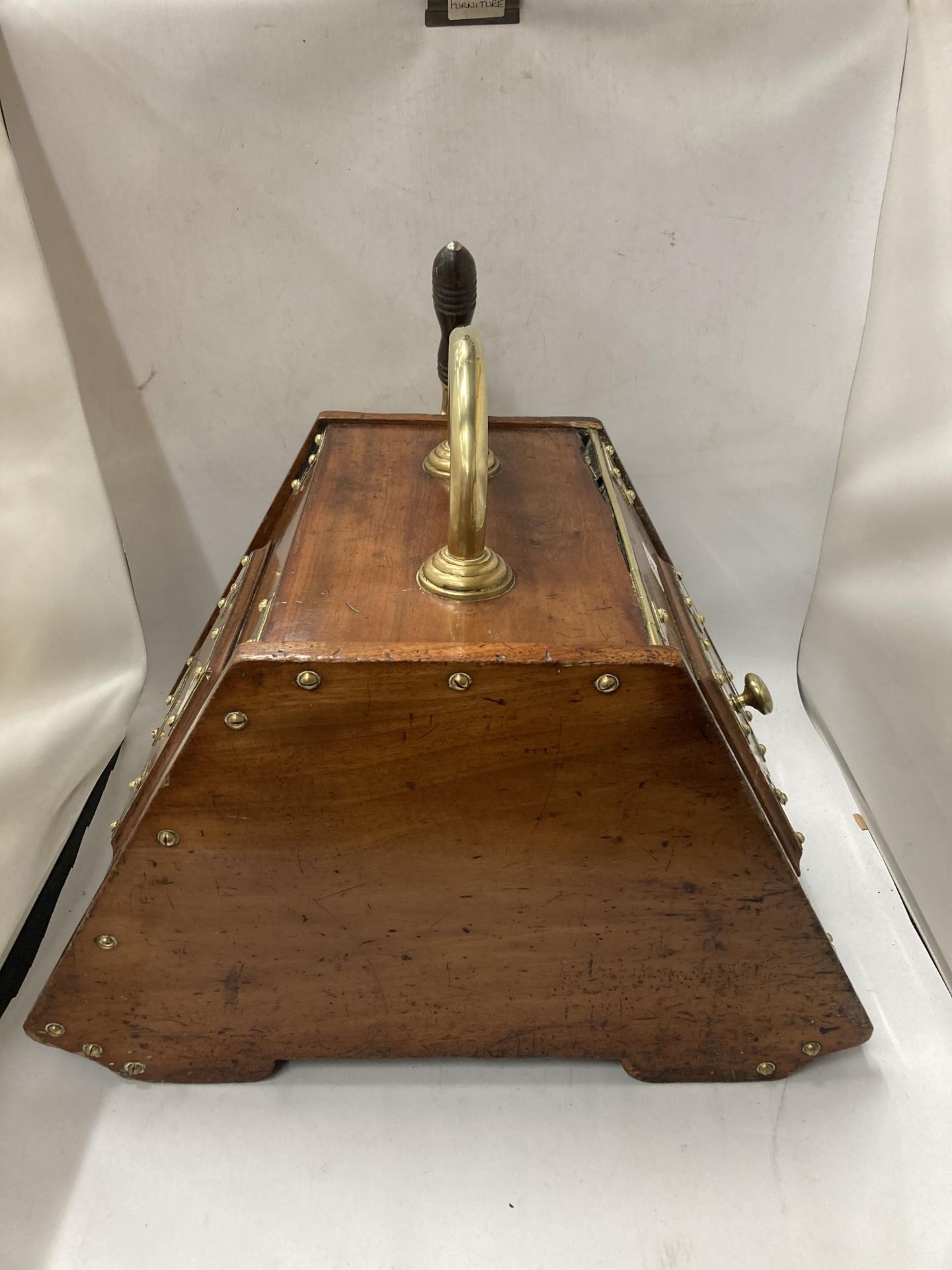 A VICTORIAN MAHOGANY COAL BOX WITH BRASS FITTINGS, SCOOP AND LINER - Image 3 of 5