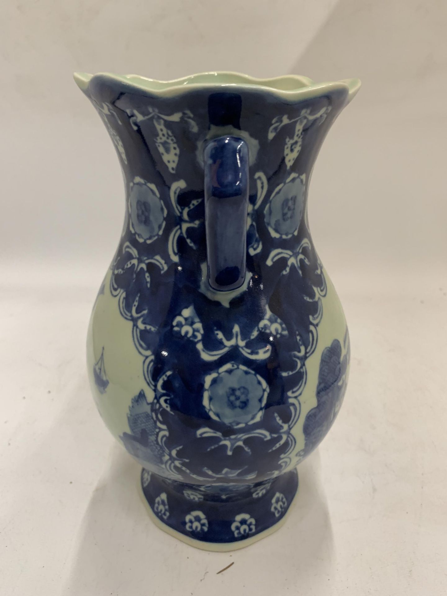 A BLUE AND WHITE ORIENTAL TWIN HANDLED VASE, WITH CHARACTER MARKS TO THE BASE, HEIGHT 21CM - Image 2 of 5