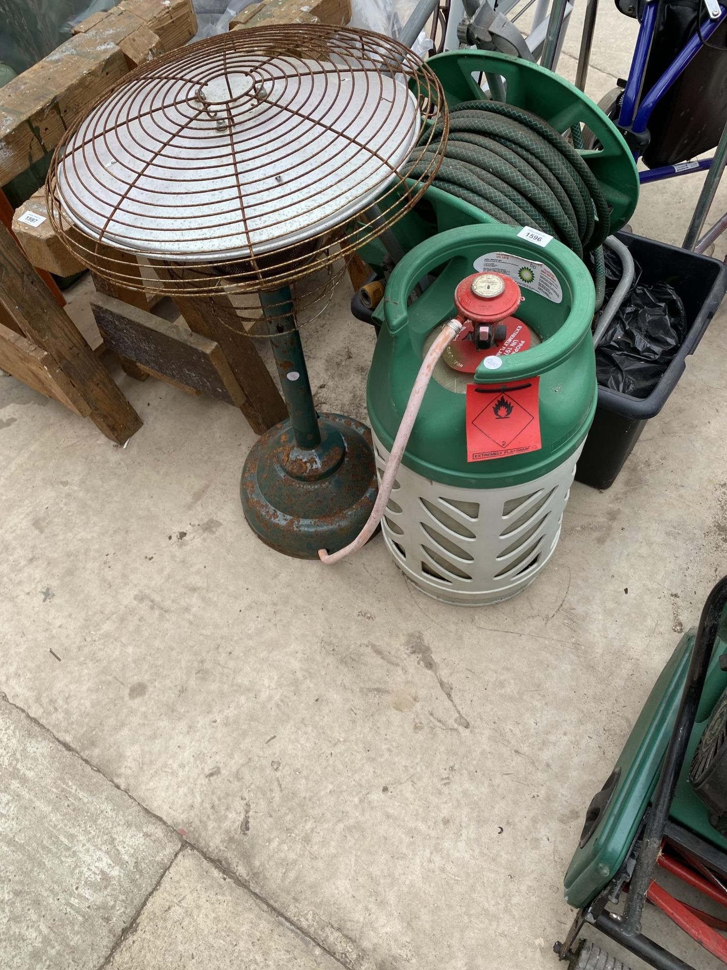 AN ASSORTMENT OF GARDEN ITEMS TO INCLUDE A PATIO HEATER AND GAS BOTTLE AND A HOSE PIPE REEL ETC