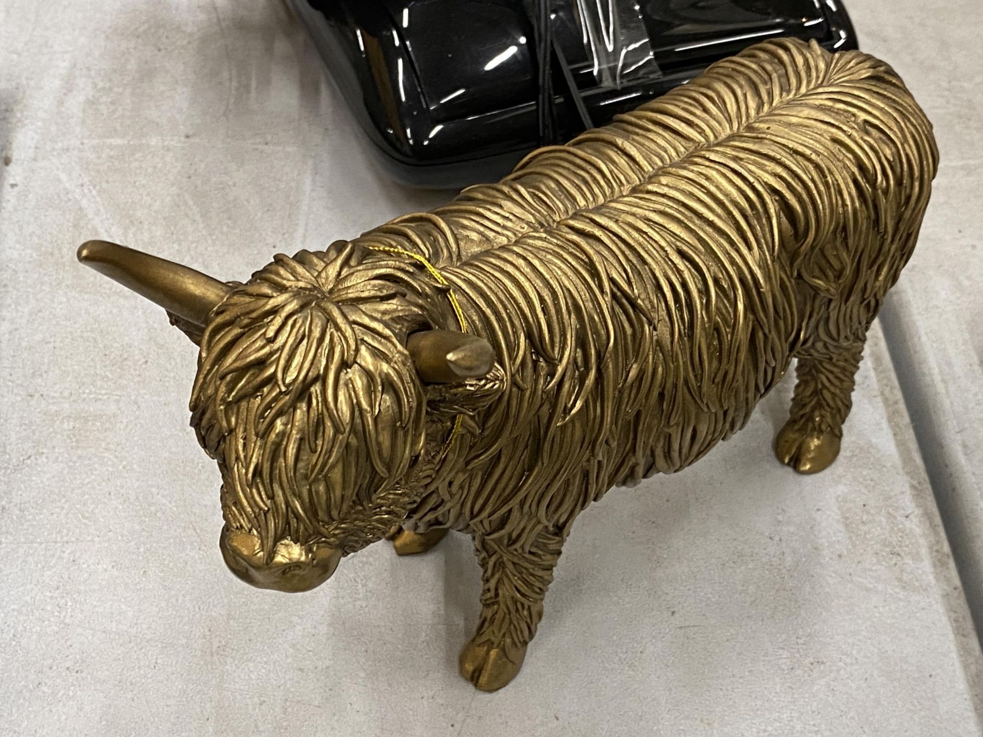 A GOLD COLOURED MODEL OF A HIGHLAND COW BY LEONARDO REFLECTIONS PLUS A BOXED ATLAS EDITIONS - Image 3 of 5