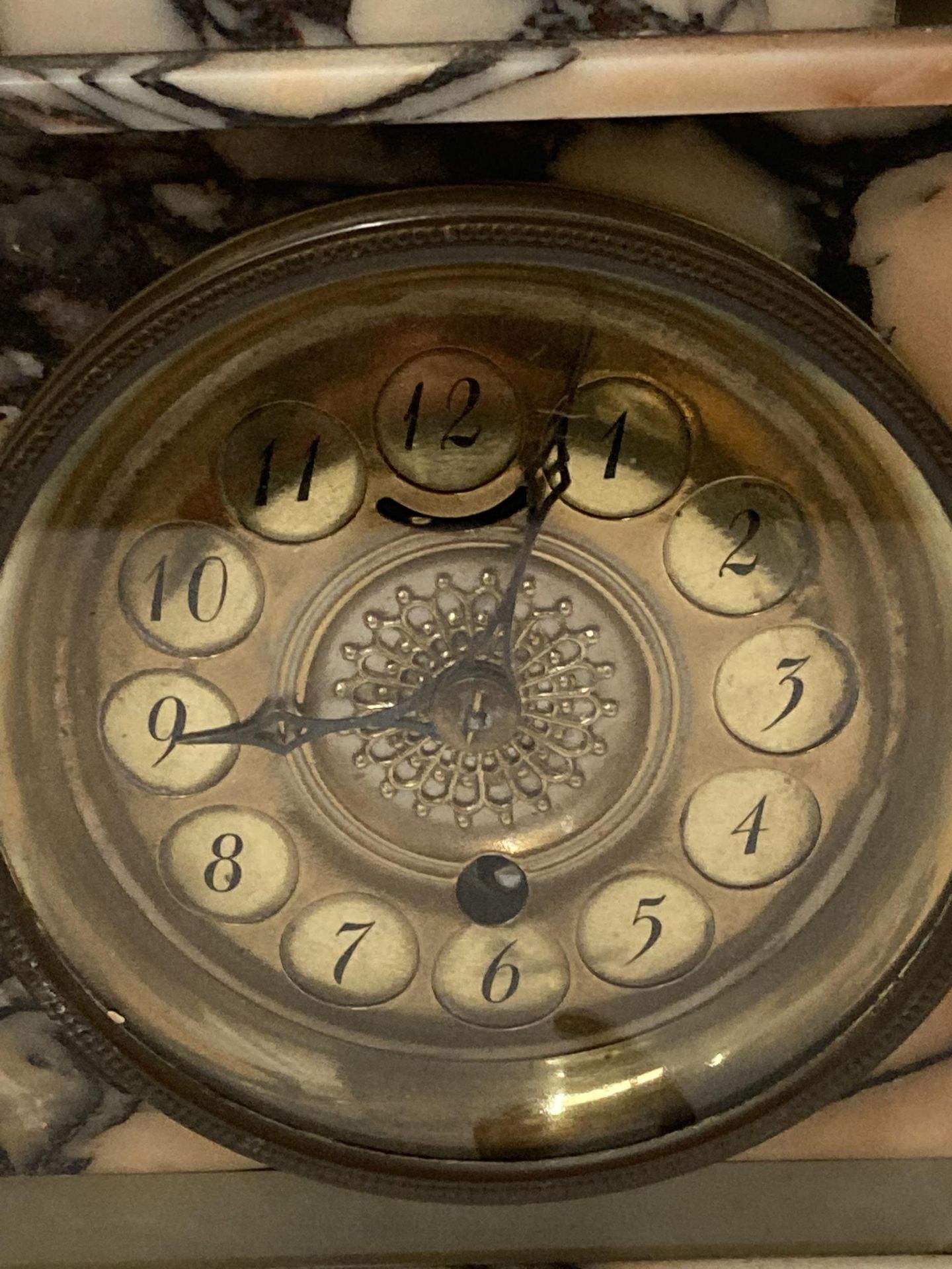 A VINTAGE SLATE MARBLE MANTLE CLOCK WITH GARNITURES, WITH KEY - Bild 2 aus 4
