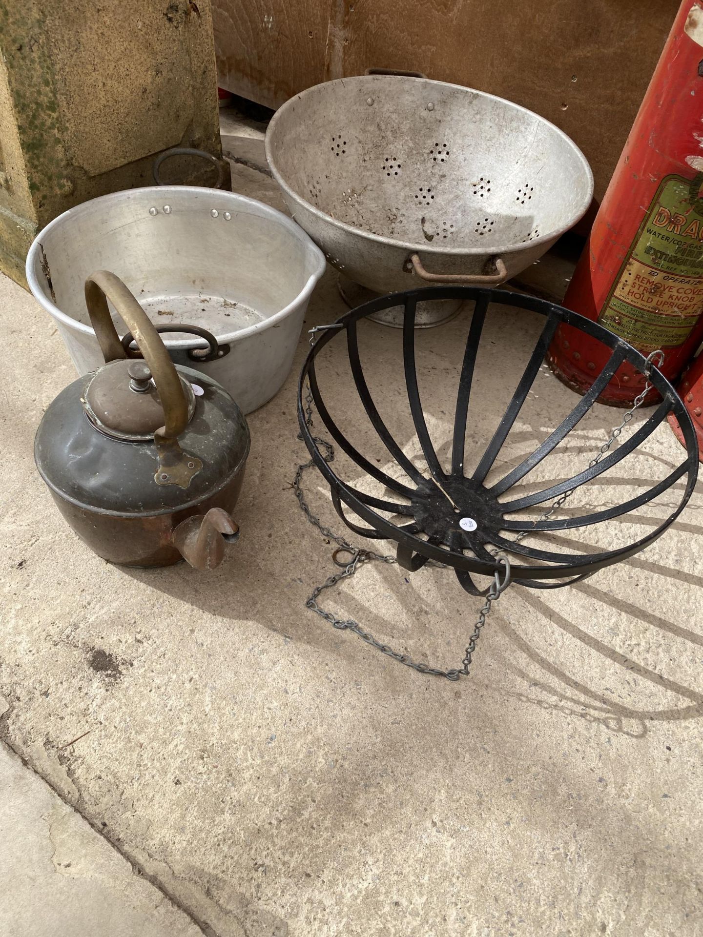 AN ASSORTMENT OF ITEMS TO INCLUDE A COPPER KETTLE, HANGING BASKET AND A JAM PAN ETC