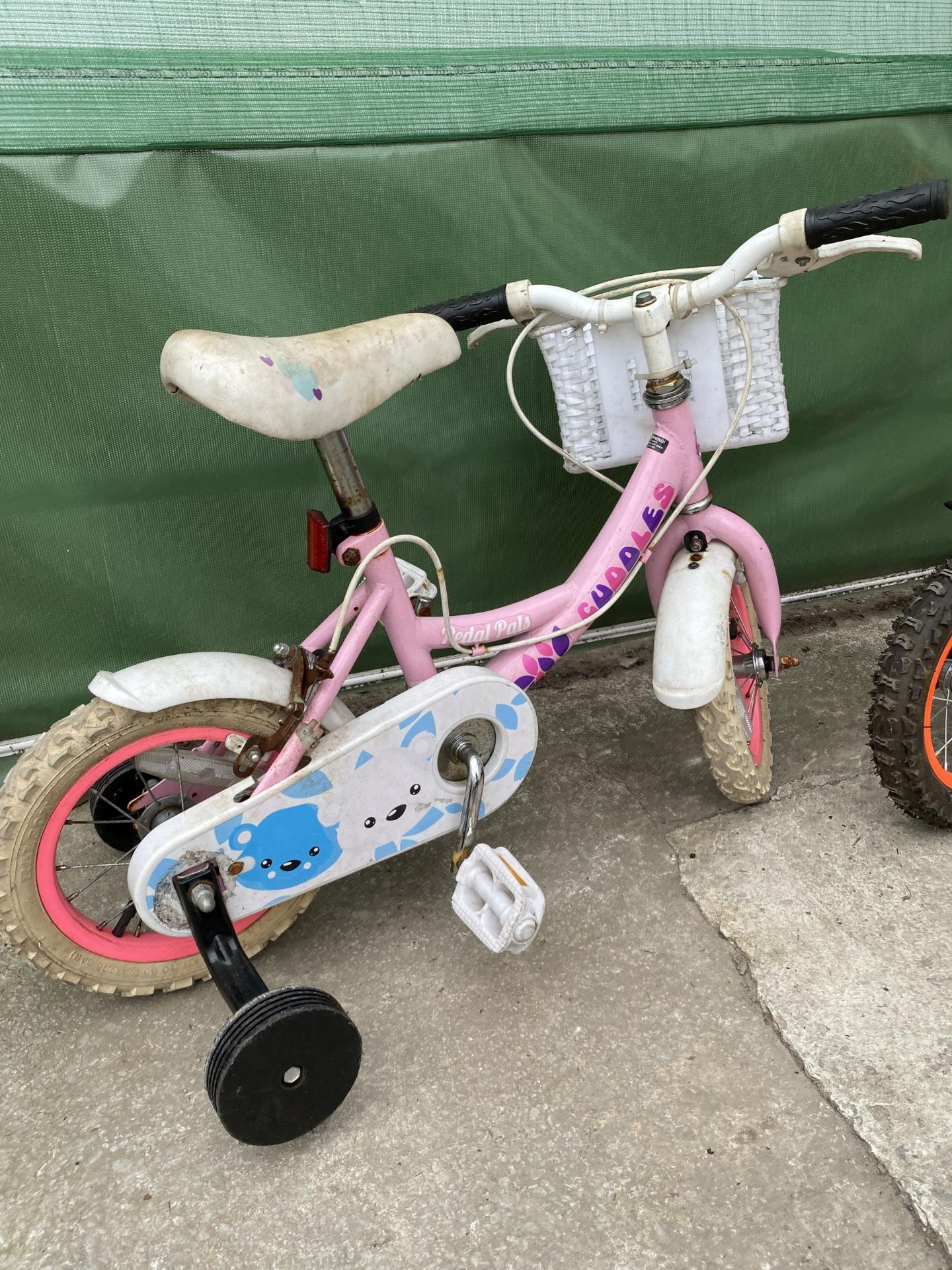 TWO CHILDRENS BIKES TO INCLUDE ONE BOYS AND ONE GIRLS - Image 2 of 3