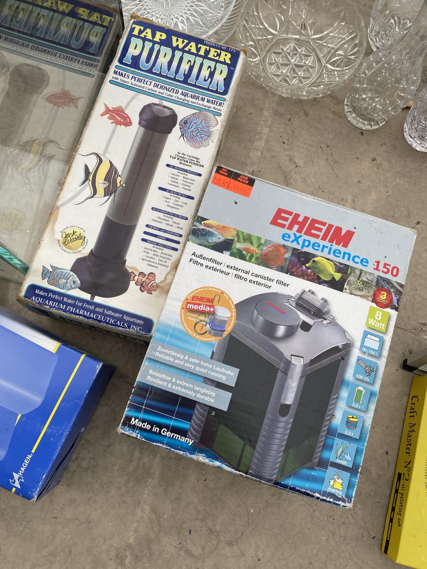 AN ASSORTMENT OF ITEMS TO INCLUDE A FISH TANK, TANK PUMPS AND FILTERS ETC - Bild 4 aus 5