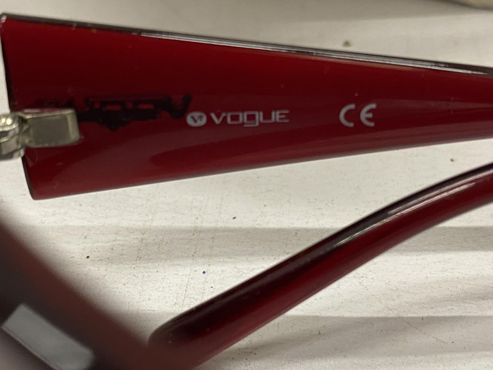A PAIR OF VOGUE SUNGLASSES WITH CASE - Image 3 of 4
