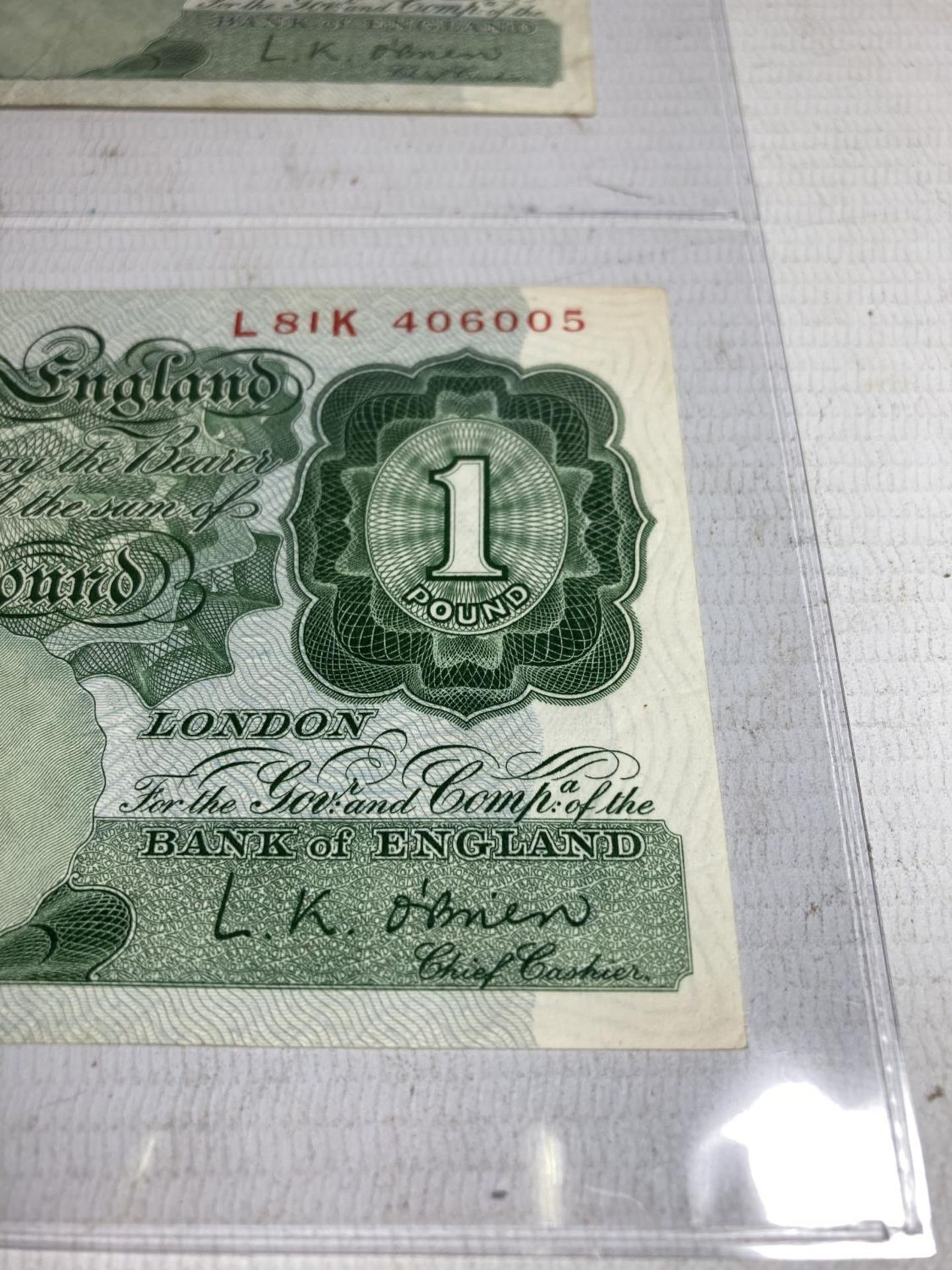 TWO BANK OF ENGLAND ONE POUND SIGNED O'BRIEN (1955-1962) - Image 3 of 6