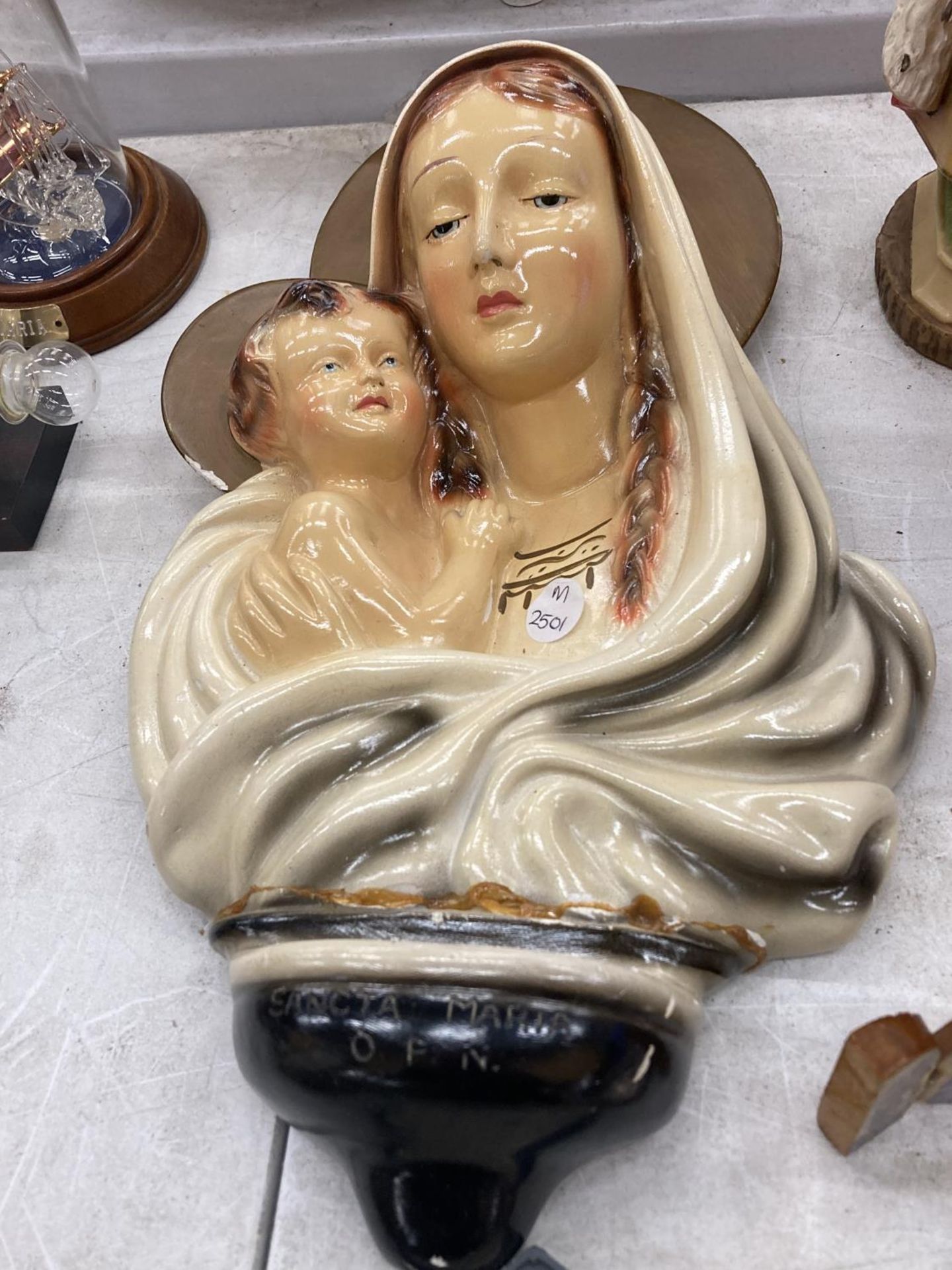 A COLLECTION OF RELIGIOUS ITEMS TO INCLUDE A PLASTER MARY AND JESUS WALL PLAQUE, A RESIN MAGI - Image 2 of 5