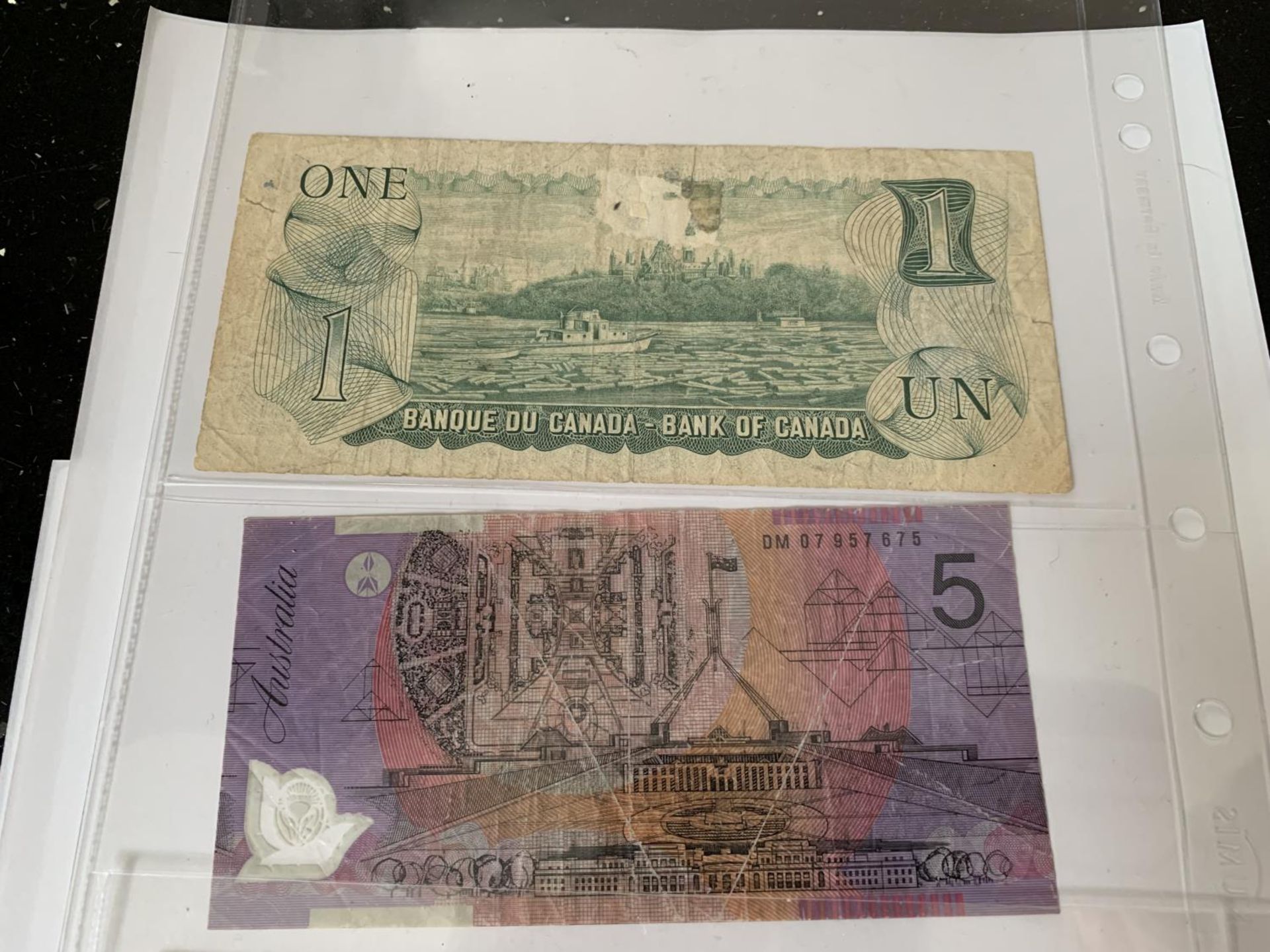 FIVE VARIOUS NOTES TO INCLUDE A 1973 CANADIAN DOLLAR, A 1974 CANADIAN TWO DOLLAR, AN AUSTRALIAN FIVE - Bild 7 aus 8