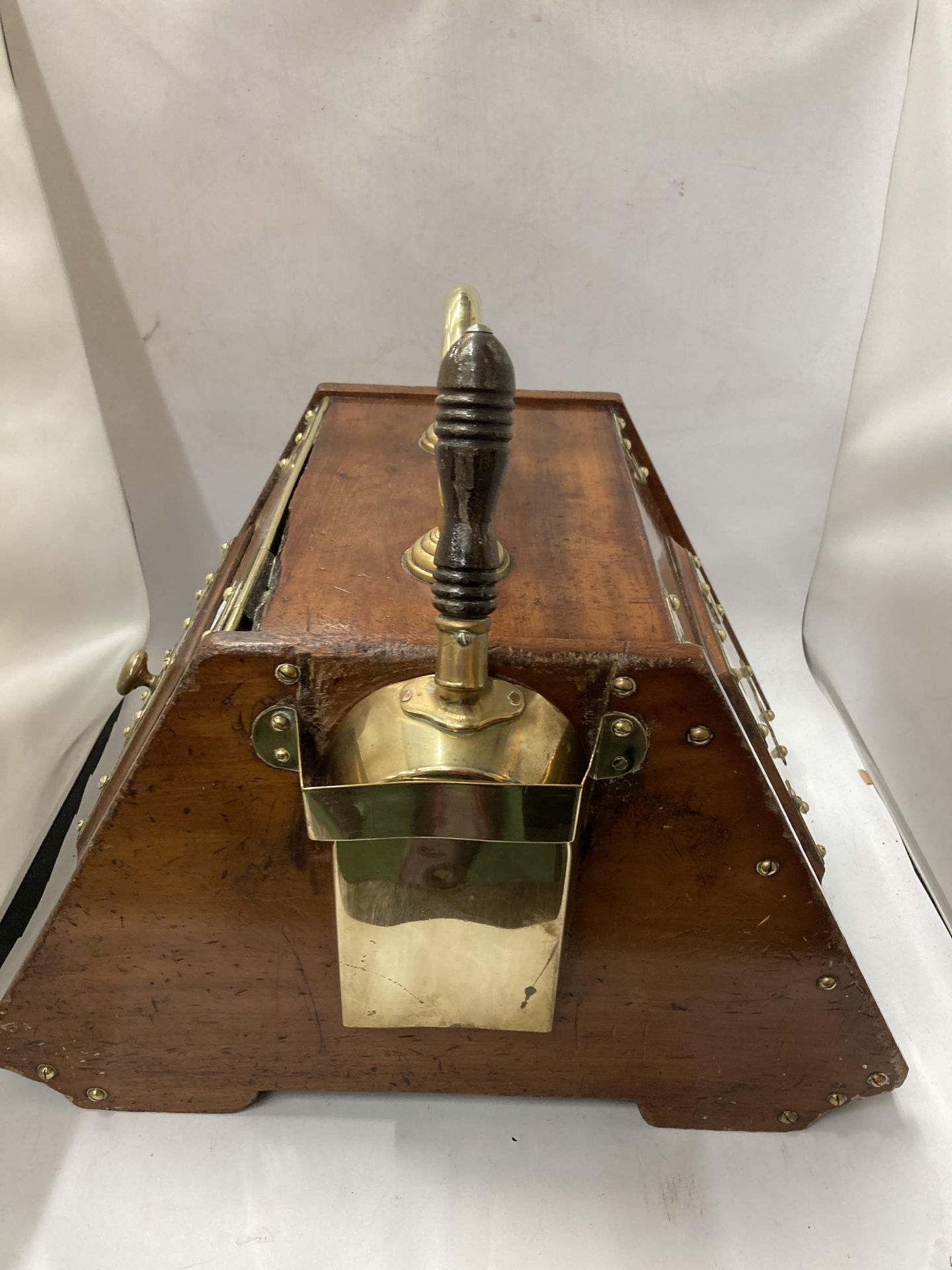 A VICTORIAN MAHOGANY COAL BOX WITH BRASS FITTINGS, SCOOP AND LINER - Image 5 of 5