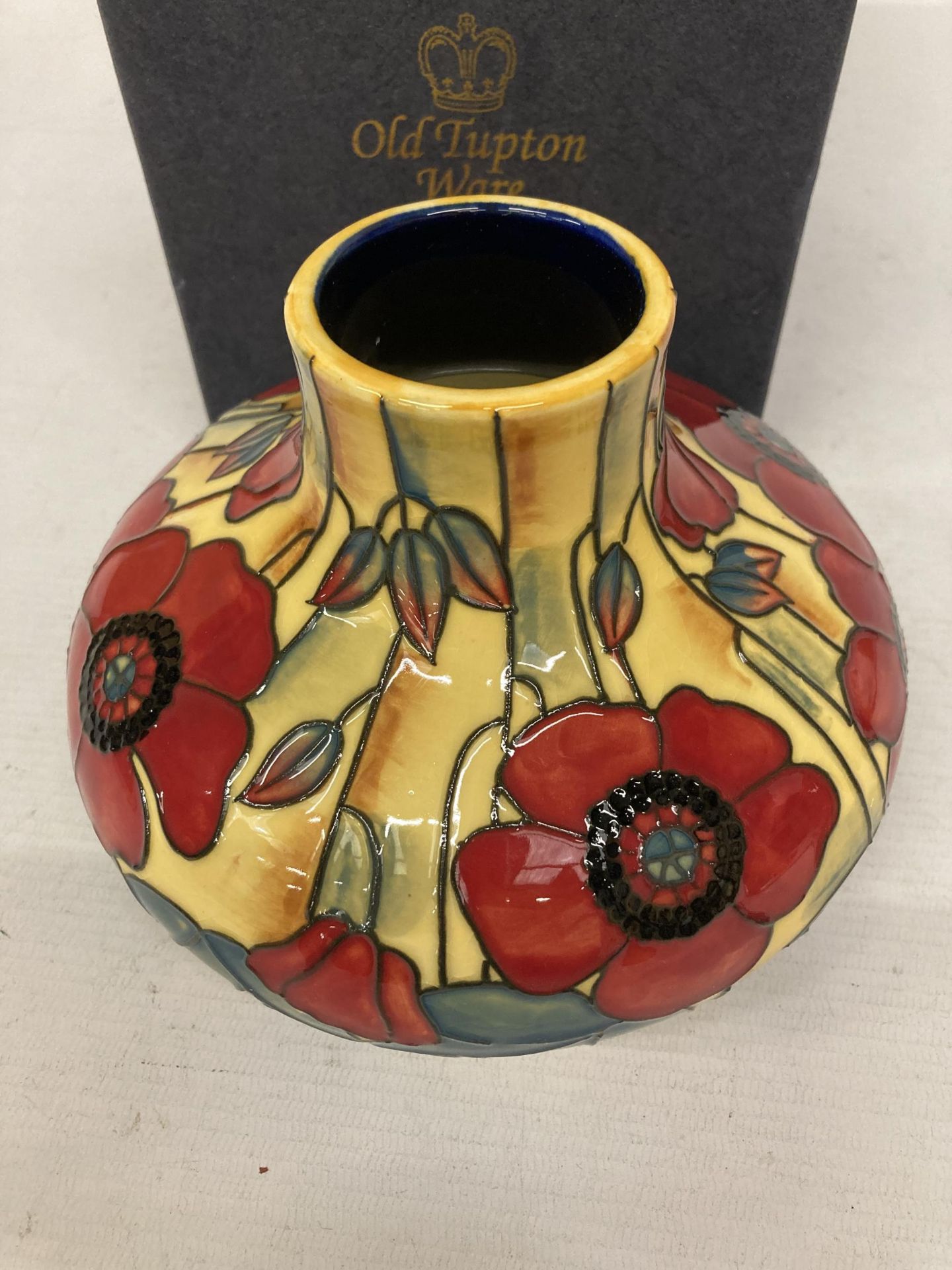 AN OLD TUPTON WARE YELLOW POPPY SQUAT VASE (BOXED) - Image 2 of 3