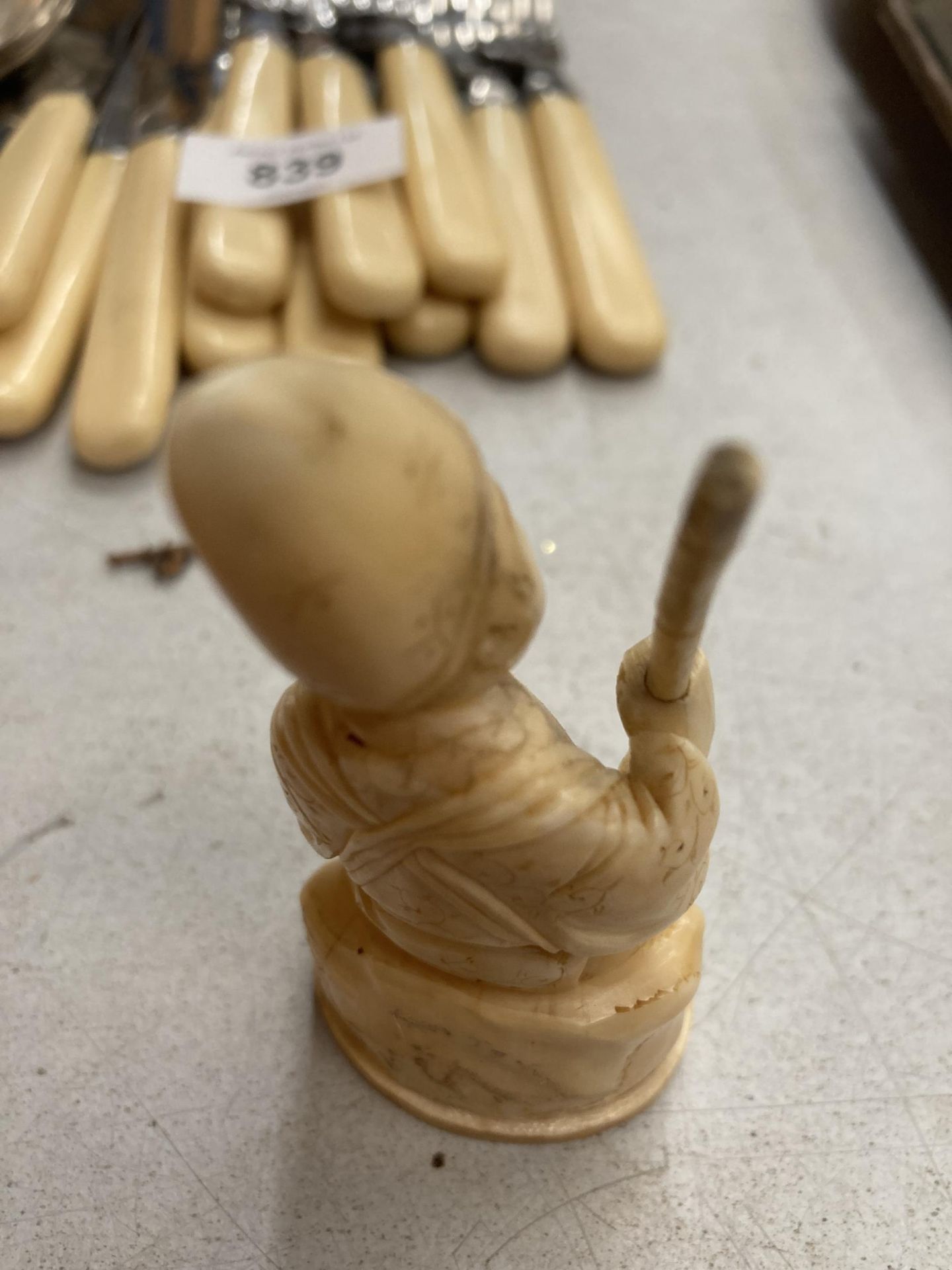 A CARVED BONE FIGURE HEIGHT 9CM - Image 2 of 3