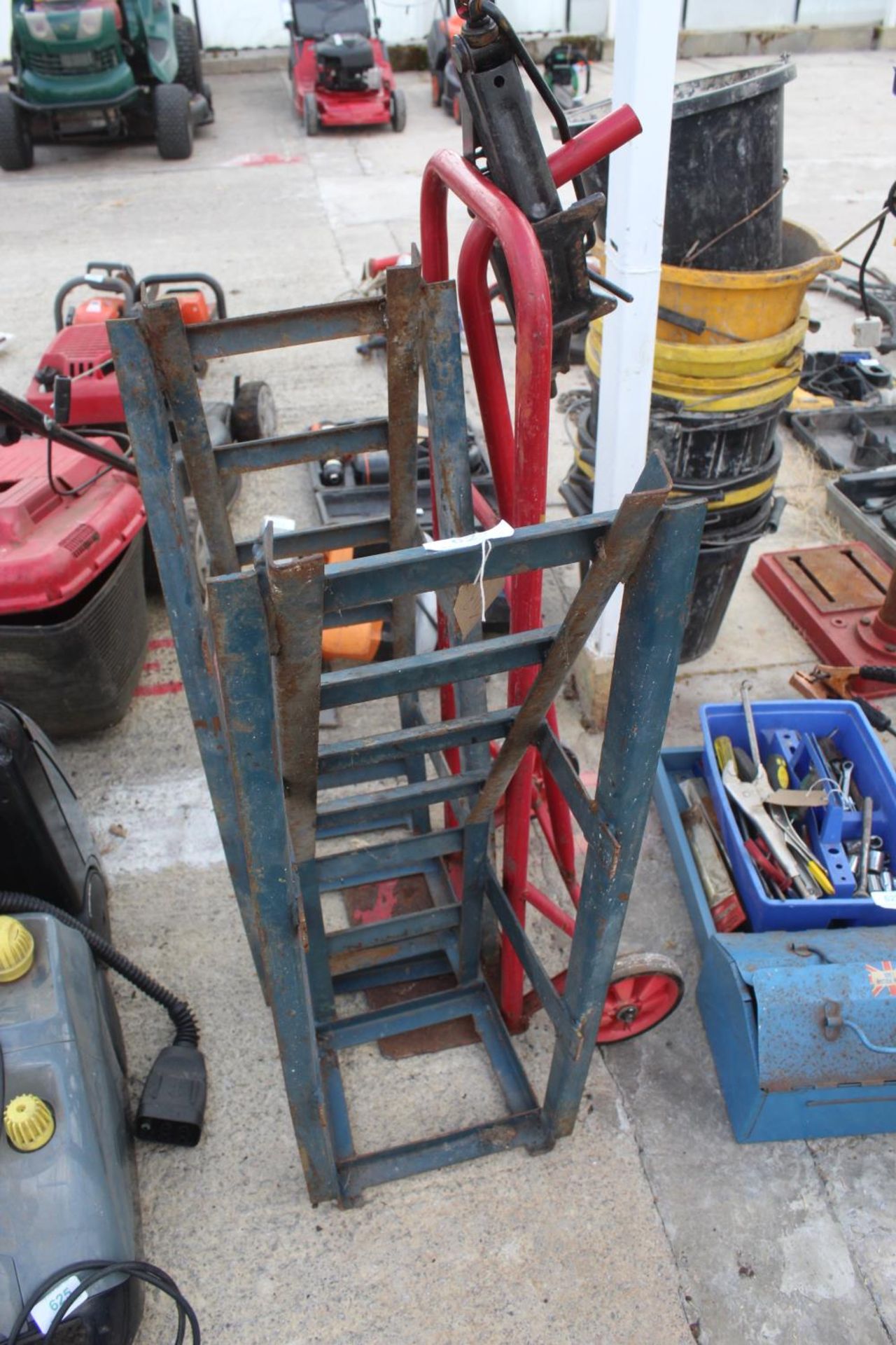 2 AXLE STANDS, SCISSOR JACK, SACK TRUCK NO VAT