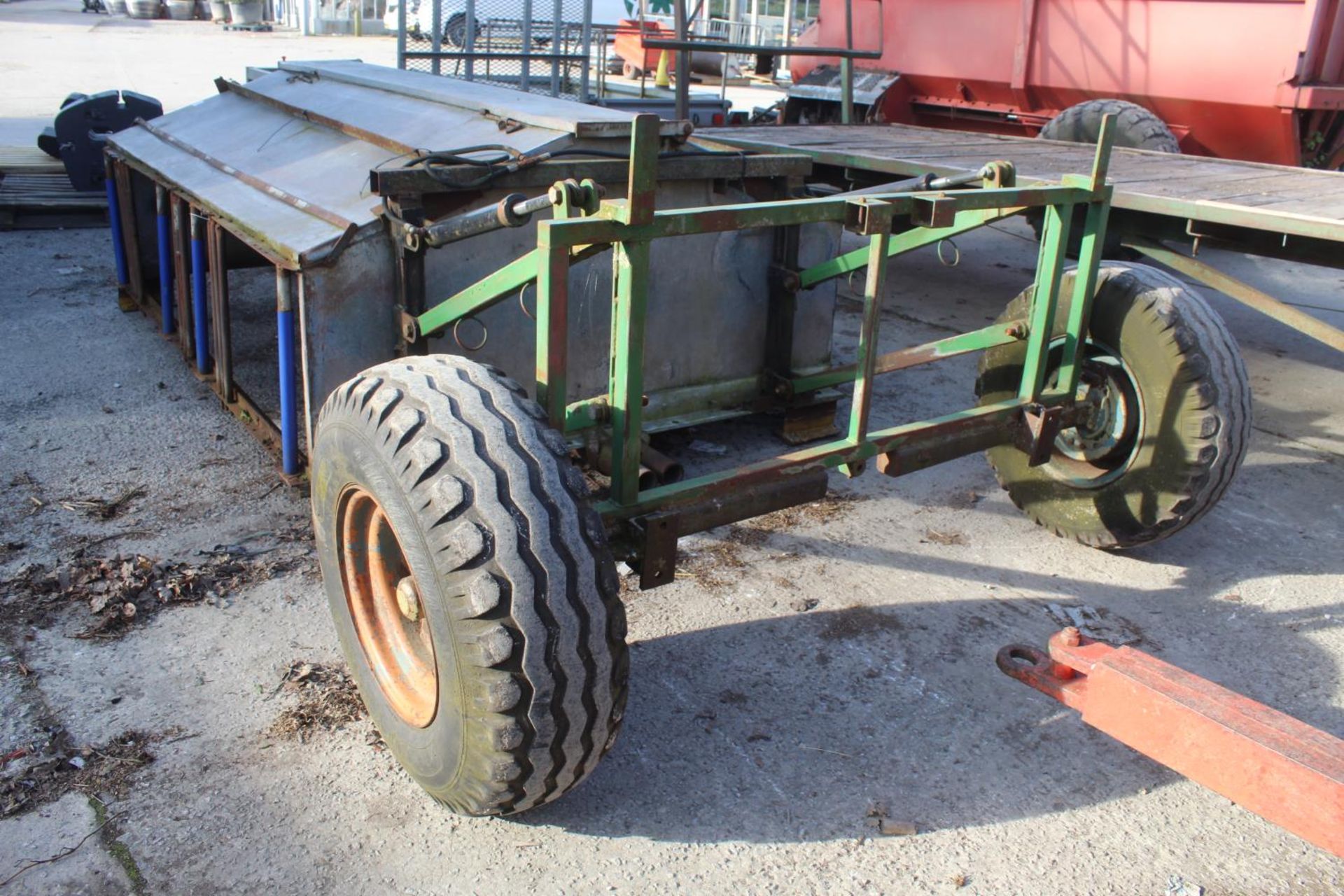 HYDRAULIC DOUBLE SIDED SHEEP CREEP FEEDER ON WHEELS + VAT - Image 2 of 3