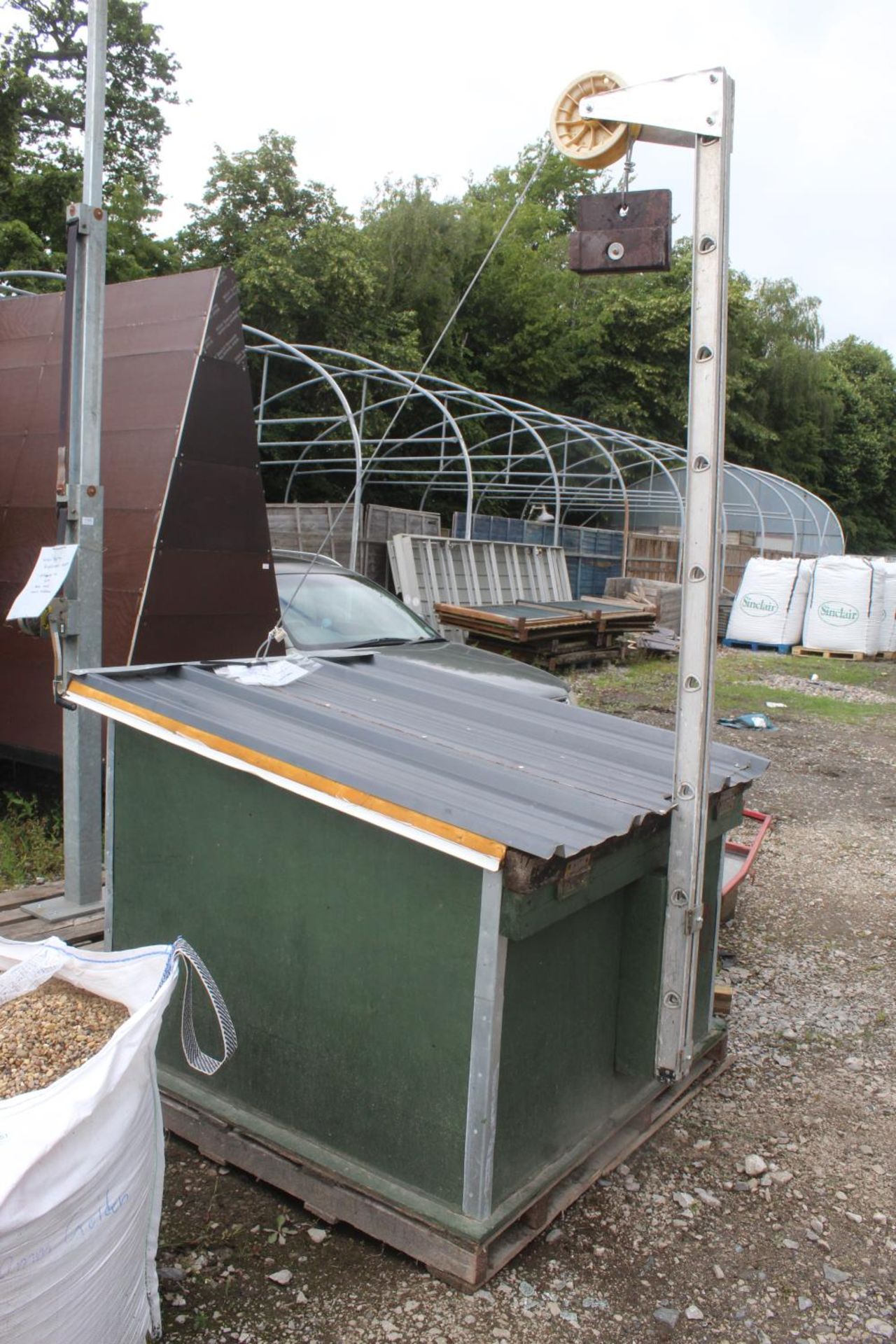 DOG KENNEL WITH LIFT ROOF NO VAT - Image 2 of 2