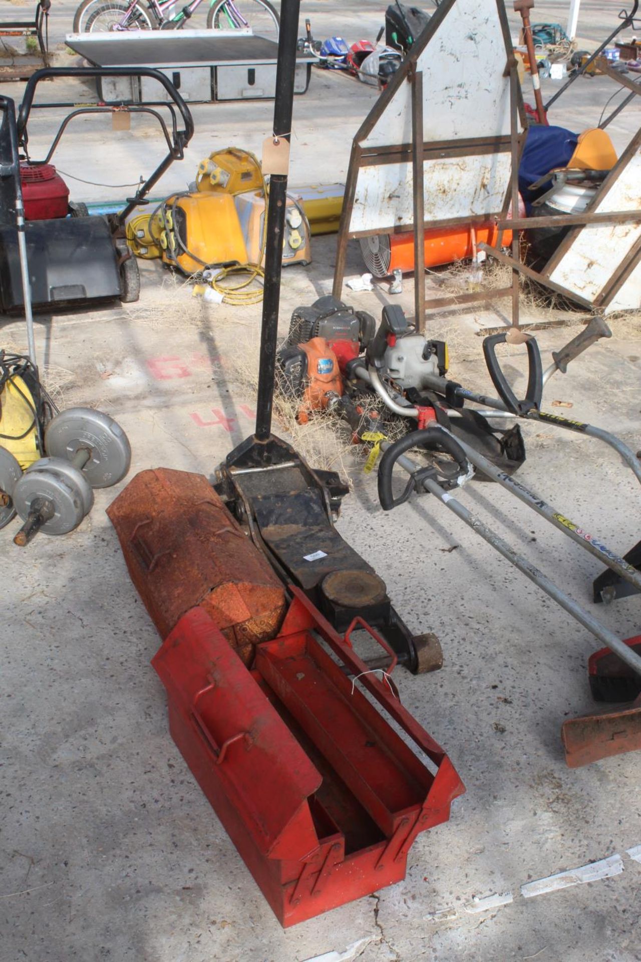 TROLLEY JACK (WORKING) AND 2 RED TOOL BOXES NO VAT