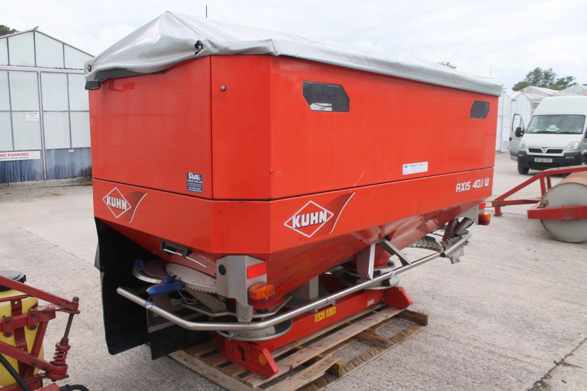 KUHN AXIS 40.1 WIDE FERTILISER SPINNER + VAT - Image 2 of 2