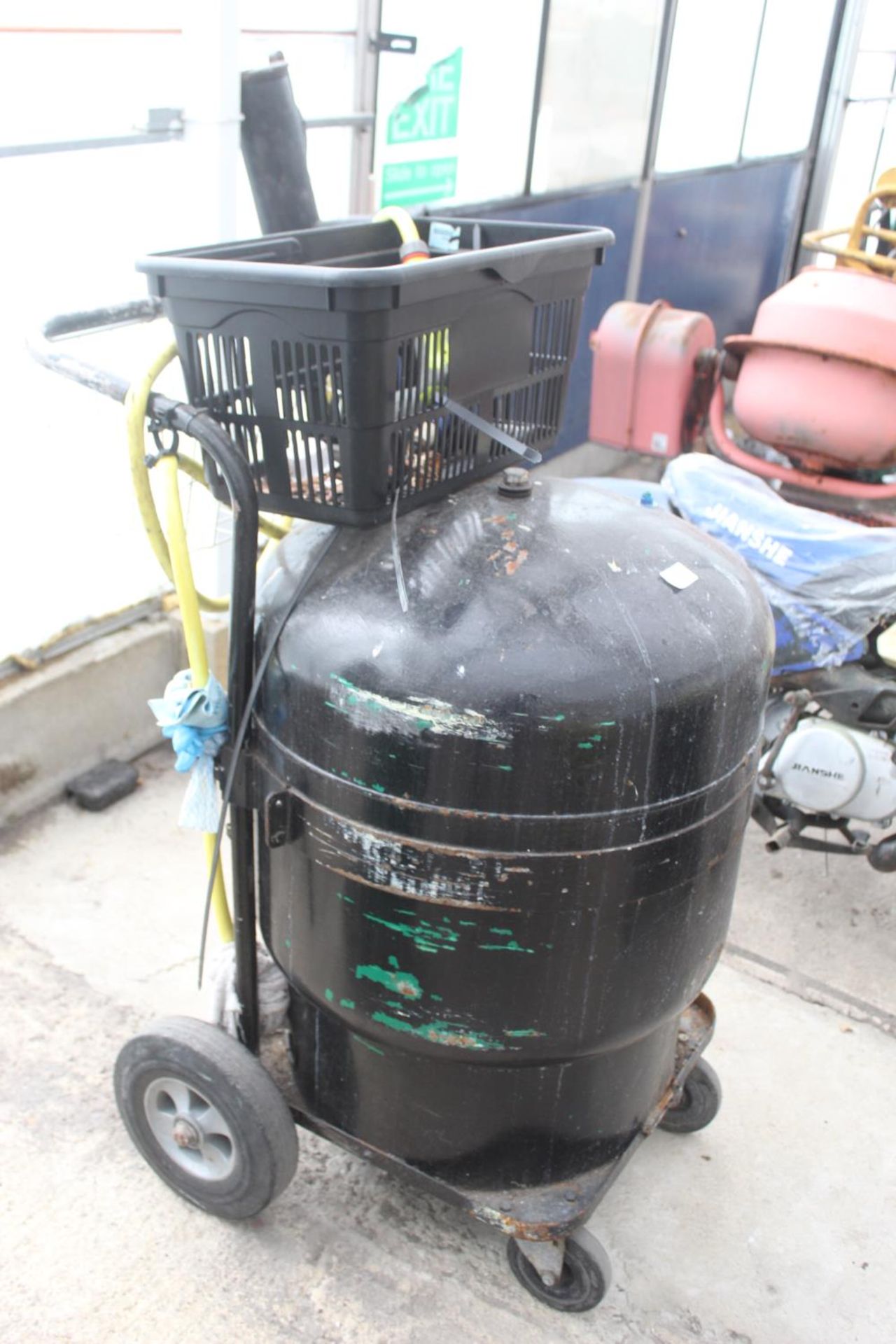 A PRESURISED WATER TANK ON TROLLEY BASE FOR GREENHOUSE PLANT WATERING WITH HOSE NO VAT - Image 2 of 2