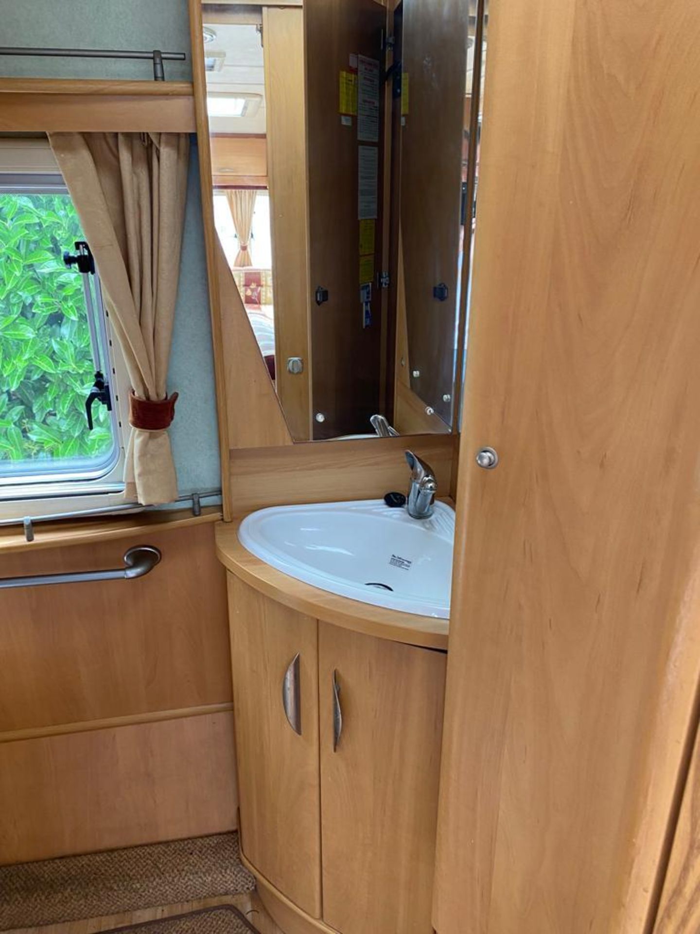 A 2005 SWIFT CHALLENGER 520 4 BERTH CARAVAN NO VAT - Image 6 of 6