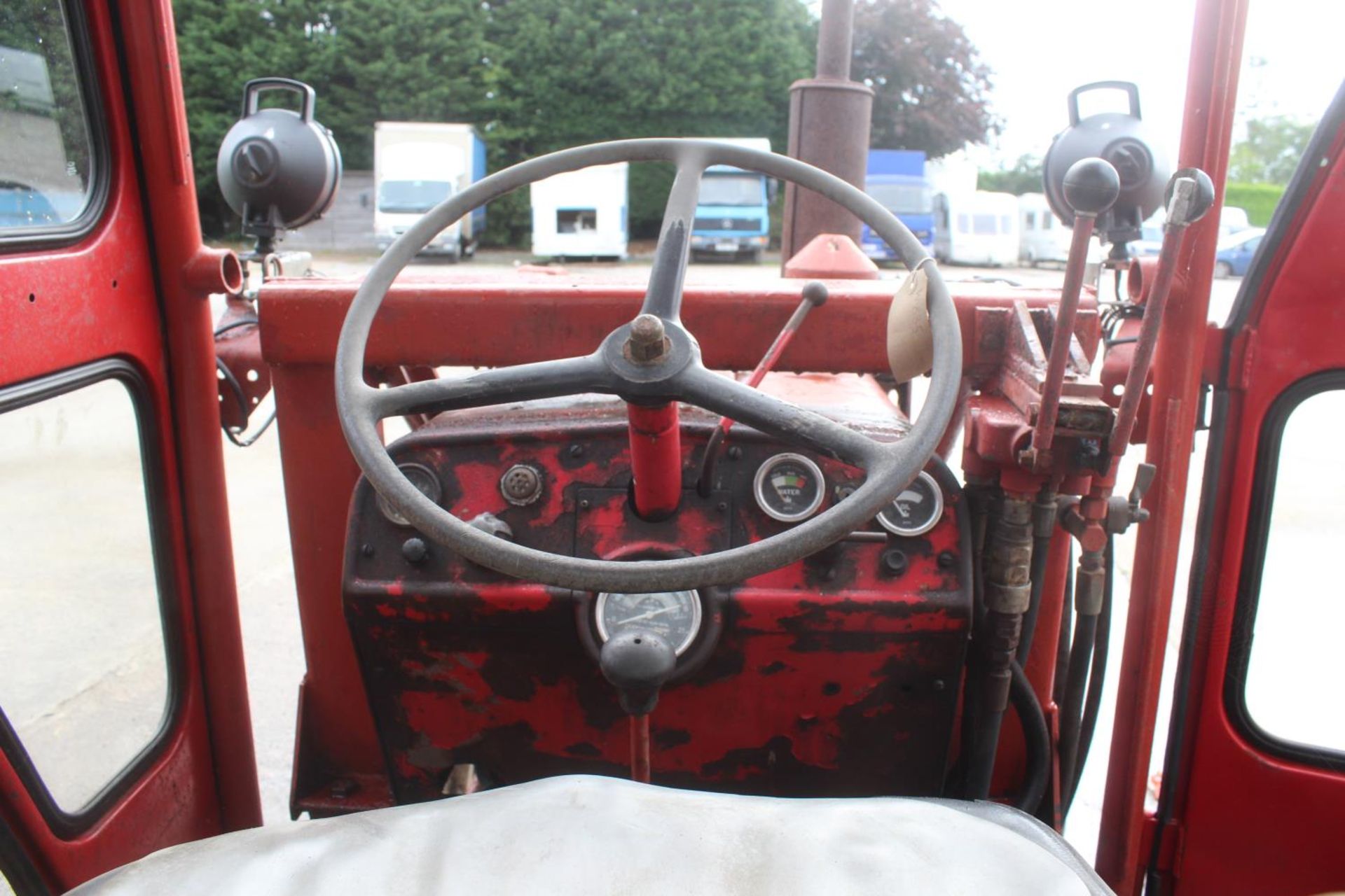 AN INTERNATIONAL B414 TRACTOR WITH HYDRAULIC TIP FORE END LOADER SERIAL NUMBER 763 THE VENDOR STATES - Image 6 of 7