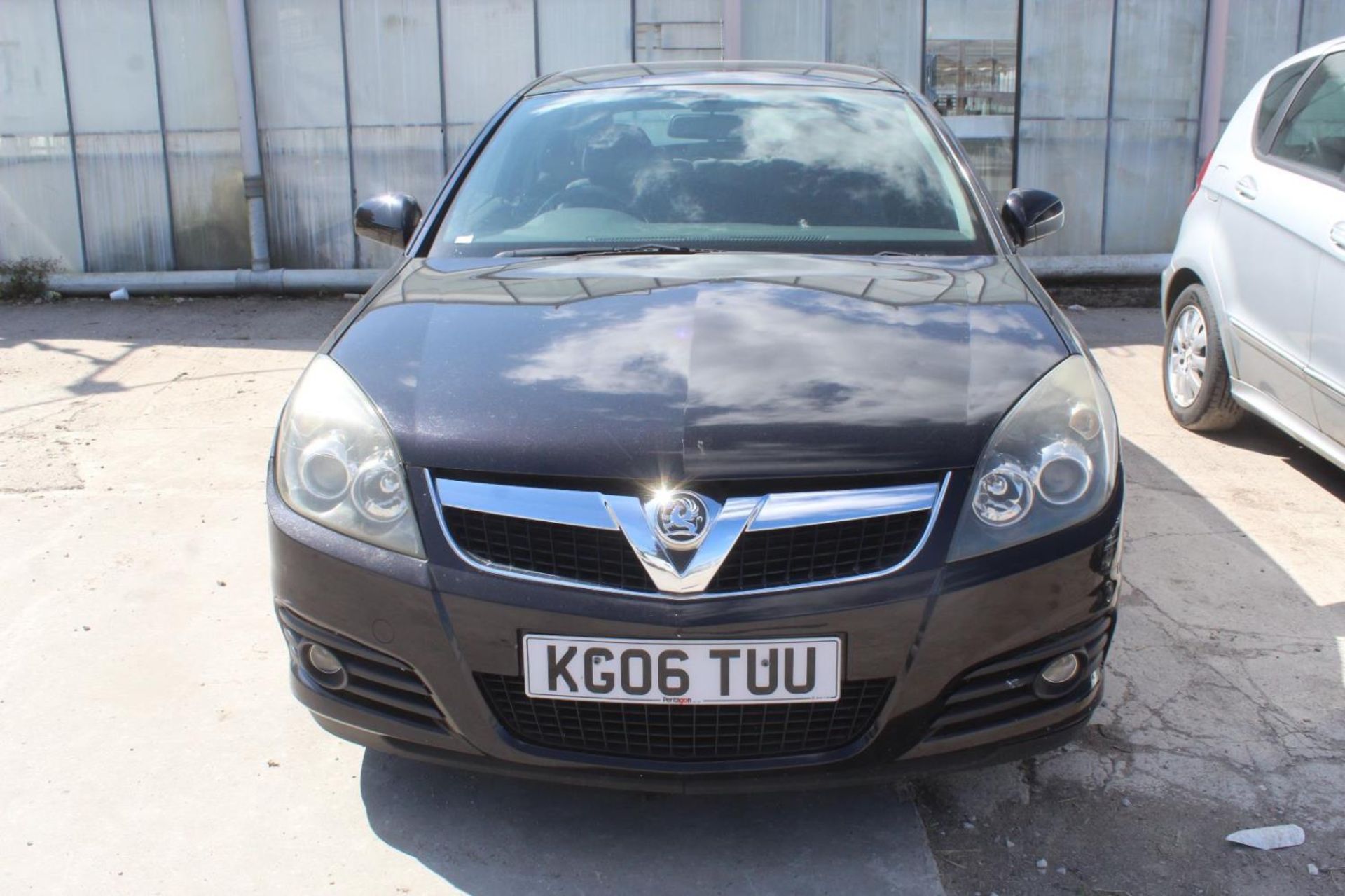 VAUXHALL VECTRA BLACK 2006 KG06 TUU MILEAGE 107000 LOTS OF SERVICE HISTORY AND GOOD RUNNER NO VAT - Image 4 of 6