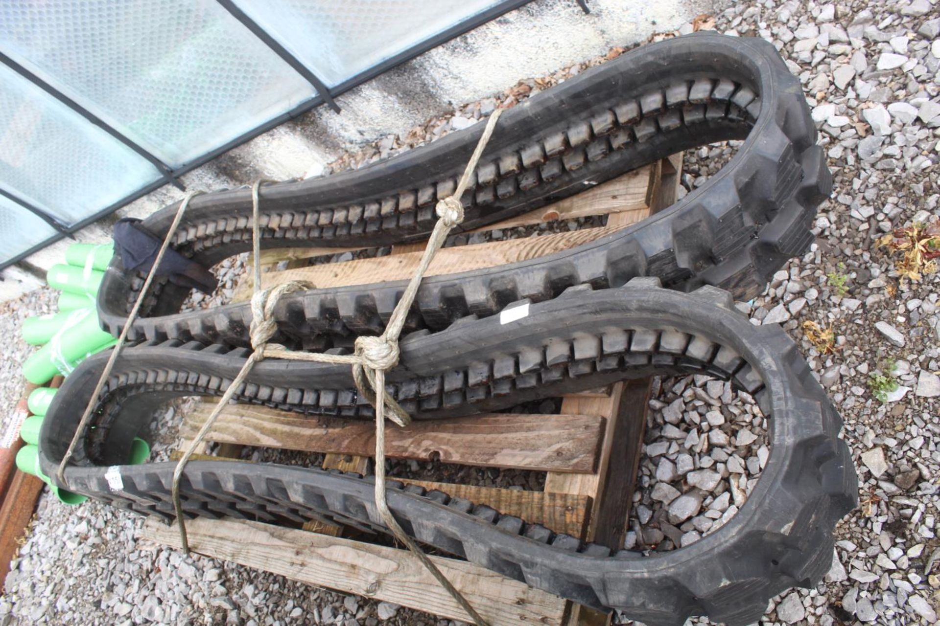 2 RUBBER TRACKS NO WEAR 250 X 82 X 4BP + VAT