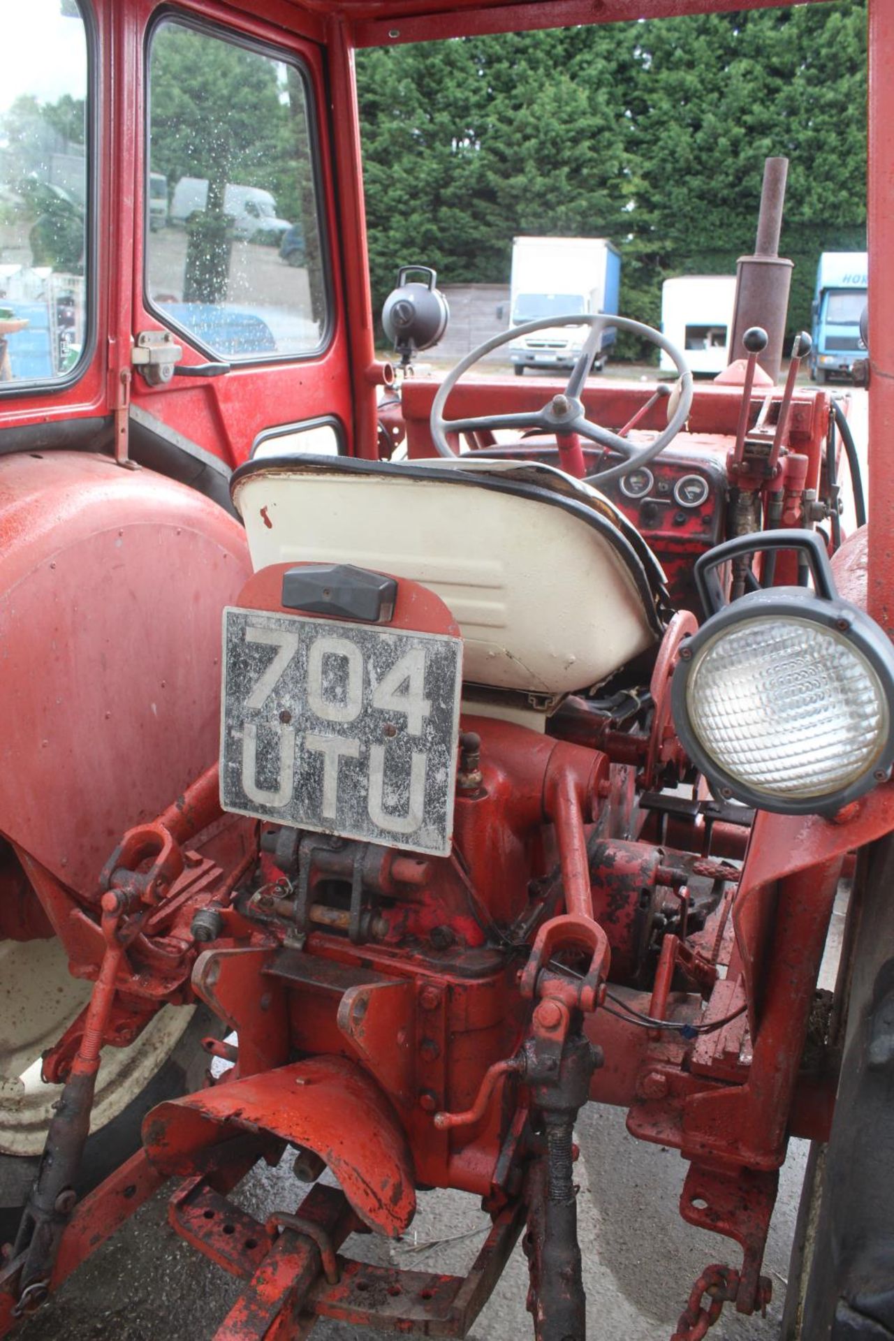 AN INTERNATIONAL B414 TRACTOR WITH HYDRAULIC TIP FORE END LOADER SERIAL NUMBER 763 THE VENDOR STATES - Image 5 of 7