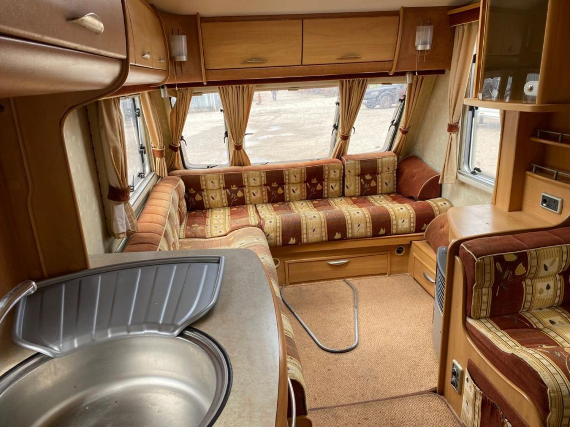 A 2005 SWIFT CHALLENGER 520 4 BERTH CARAVAN NO VAT - Image 3 of 6