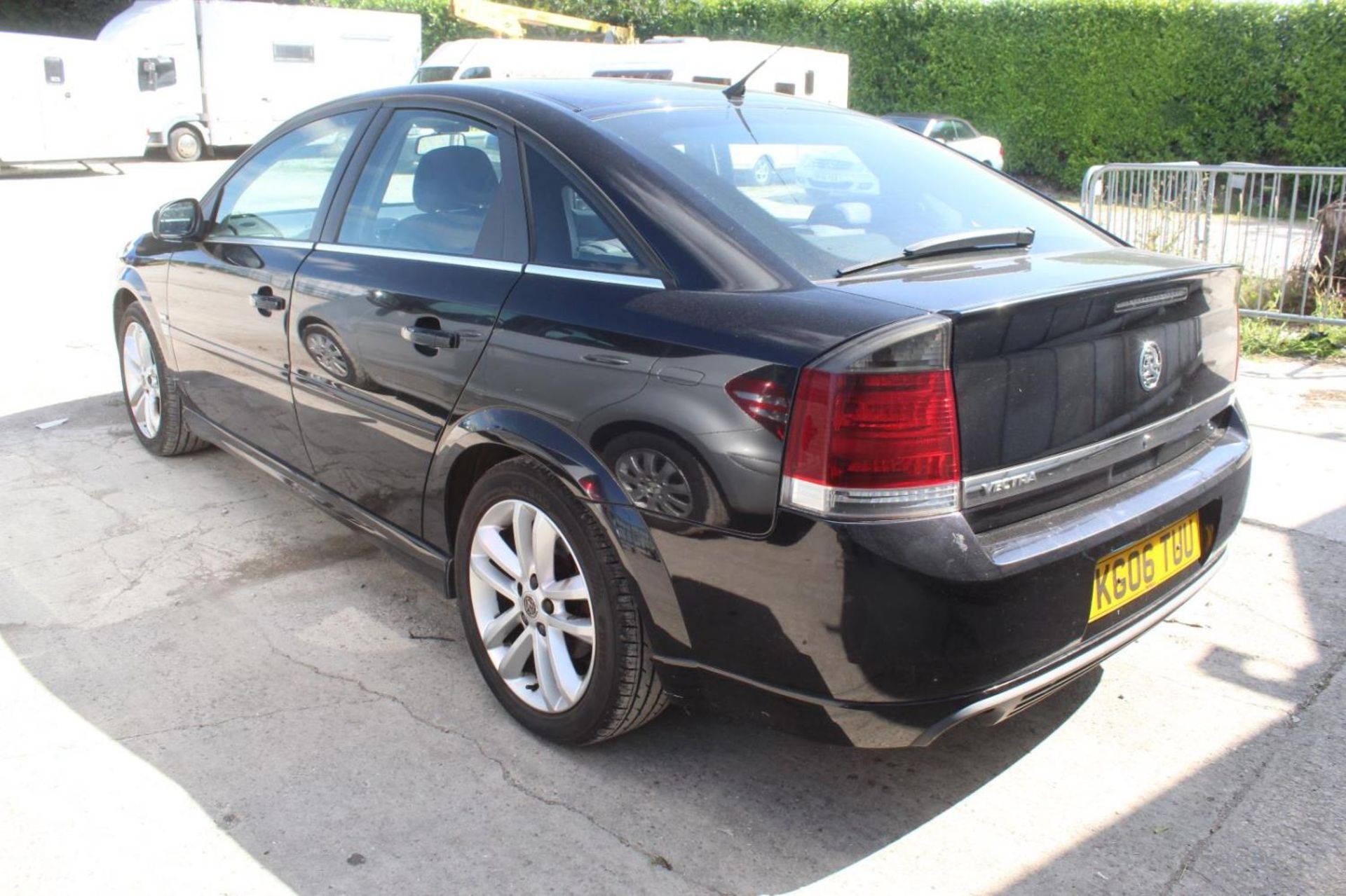 VAUXHALL VECTRA BLACK 2006 KG06 TUU MILEAGE 107000 LOTS OF SERVICE HISTORY AND GOOD RUNNER NO VAT - Image 2 of 6