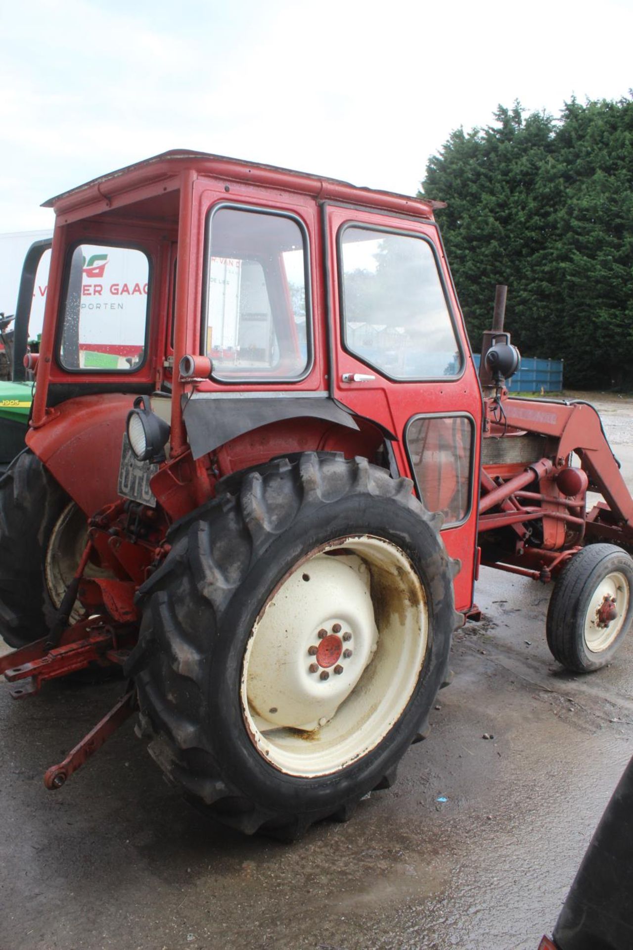 AN INTERNATIONAL B414 TRACTOR WITH HYDRAULIC TIP FORE END LOADER SERIAL NUMBER 763 THE VENDOR STATES - Image 3 of 7