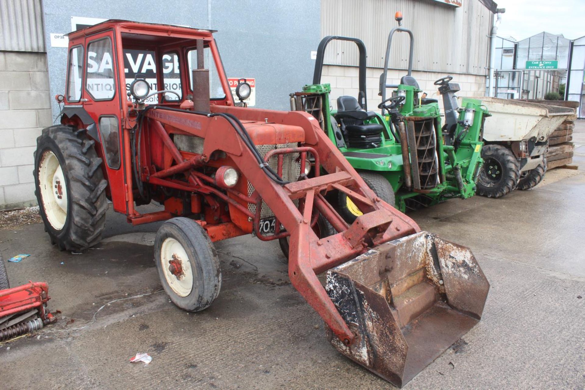 AN INTERNATIONAL B414 TRACTOR WITH HYDRAULIC TIP FORE END LOADER SERIAL NUMBER 763 THE VENDOR STATES - Image 2 of 7